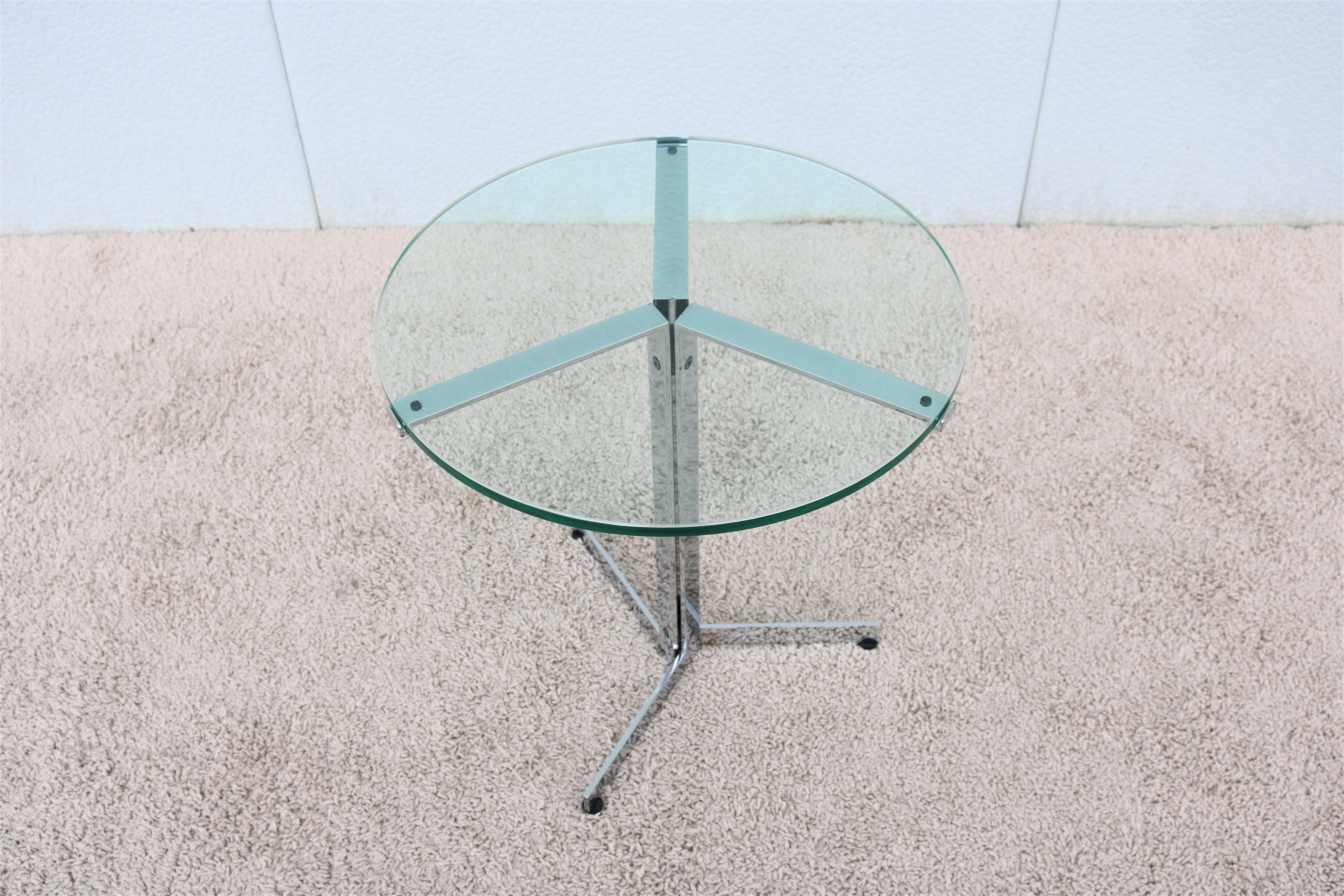 A classic timeless Mid-Century modern design by Swiss architect Hans Eichenberger for Strassle.
An elegant Alpha occasional side table with polished chromed steel base and 1/2