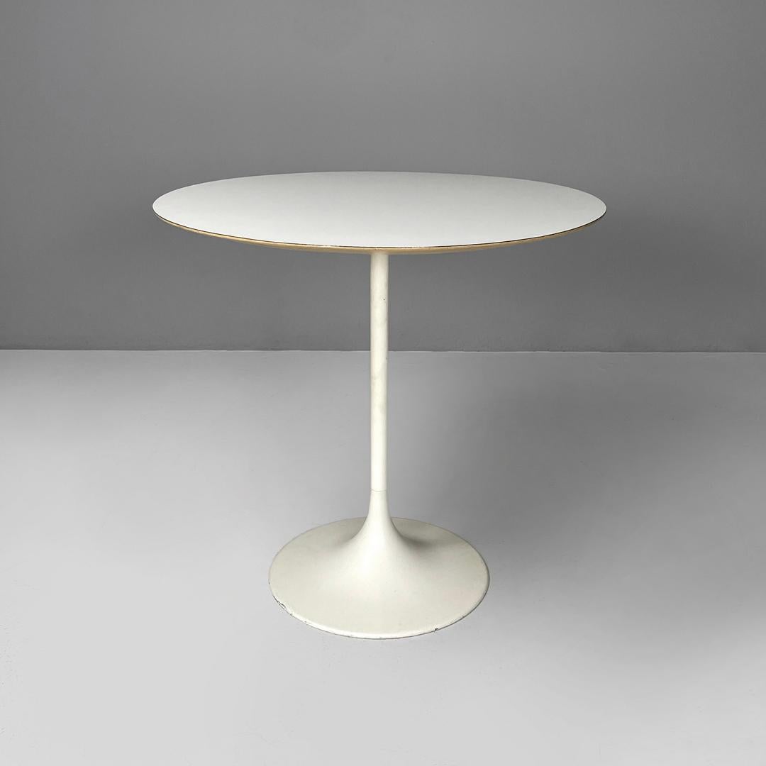 Tavolino svizzero di metà secolo in laminato bianco e metallo di Vitra, 1960
Tavolino rotondo che richiama la forma del tavolo Tulip. The round top is made of wood with matt white laminate, the central stem is made of white painted metal with a matt
