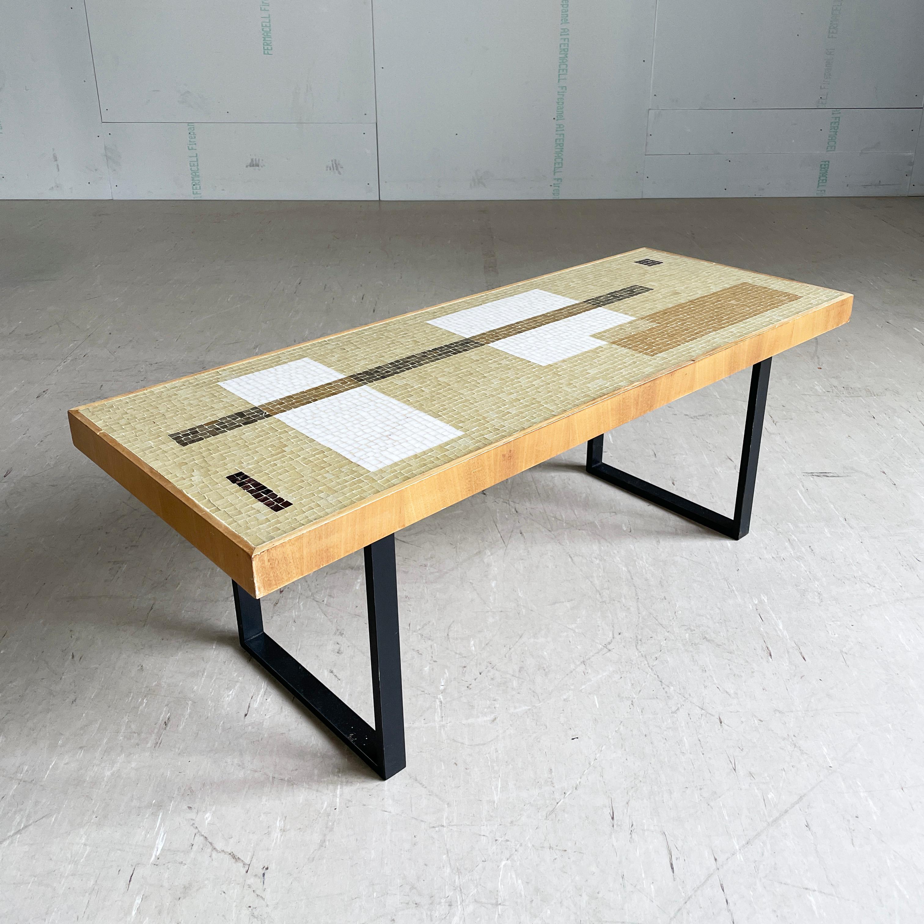 Table basse suisse du milieu du siècle avec plateau en mosaïque et base en bois noir dans le style minimaliste. On pense qu'il a été fabriqué à la fin des années 1950 - début des années 1960. Le design des tables en mosaïque est réputé être l'œuvre