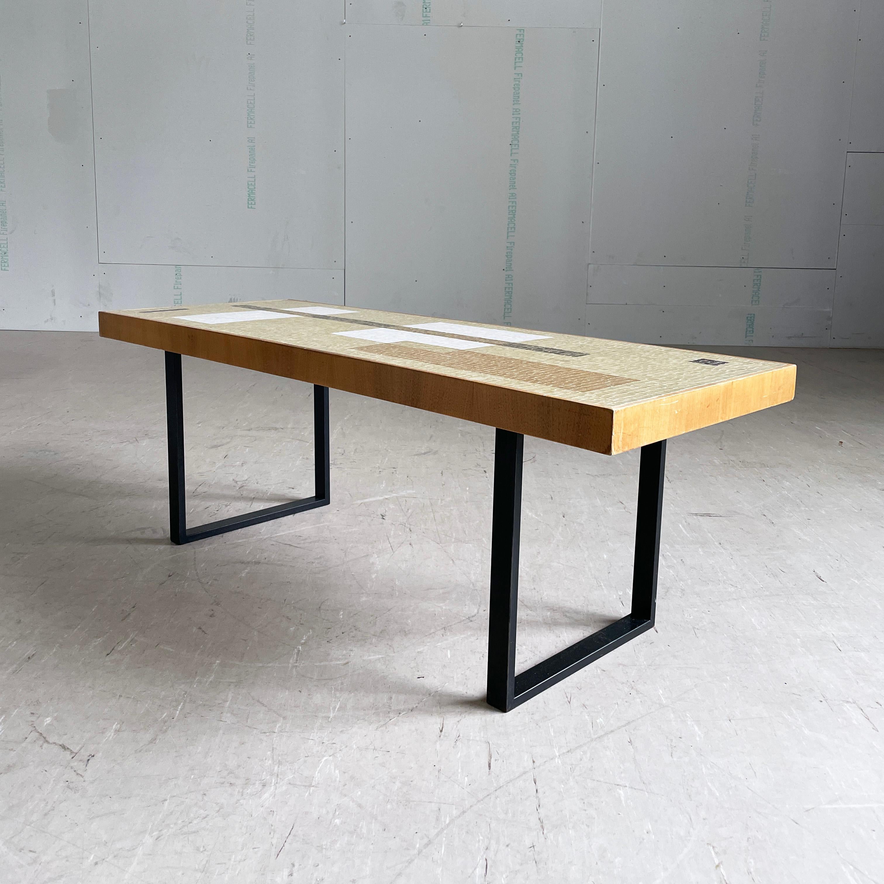 Mid-Century Modern Table basse suisse en mosaïque du milieu du siècle en vente