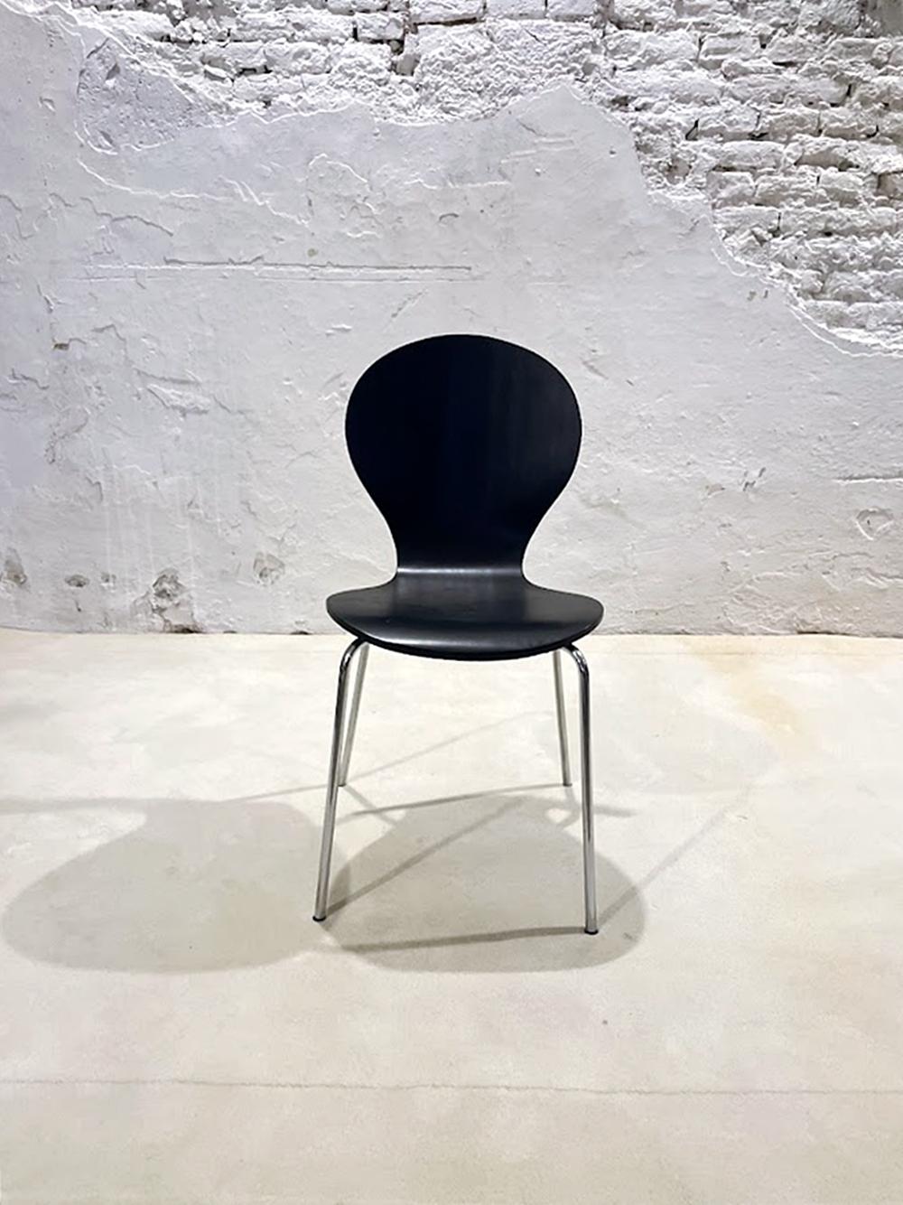 Cette chaise moderne suisse des années 1990 reflète la pureté et la fonctionnalité souvent associées au design scandinave. L'assise et le dossier incurvés en contreplaqué moulé forment une silhouette douce et organique qui offre à la fois confort et