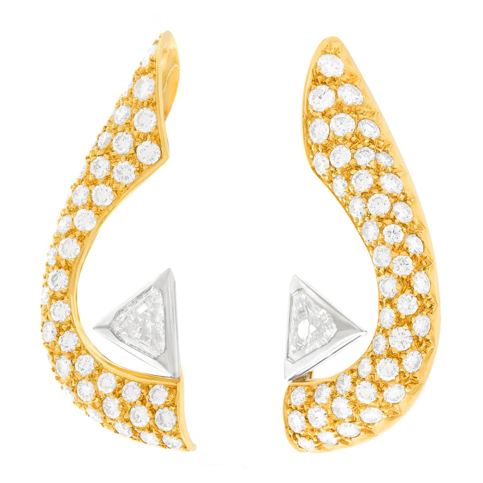 Moderniste Boucles d'oreilles suisses en diamant The Modernity en vente