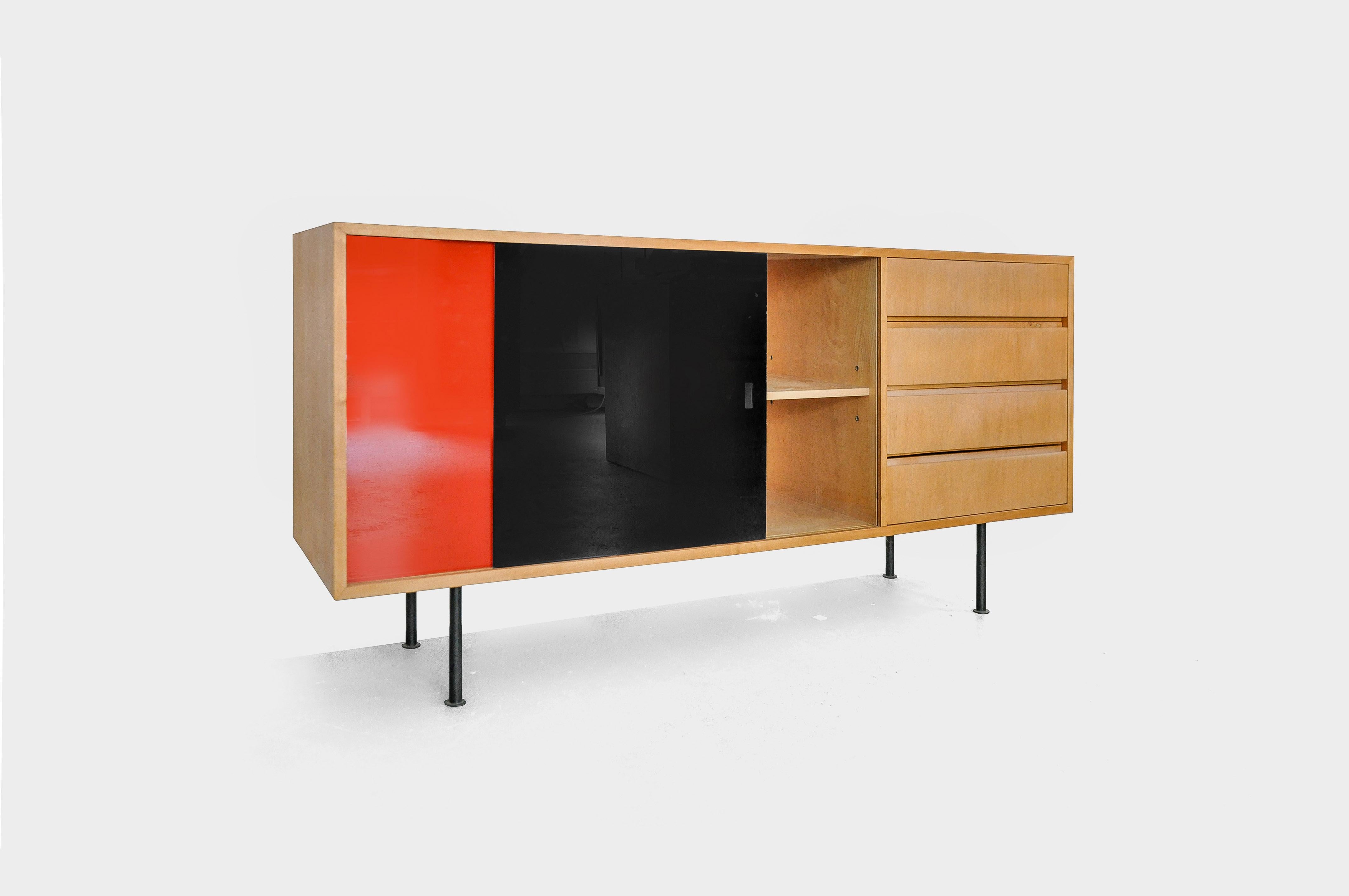 The simple appearance of this sideboard, the round steel legs and the drawers with recessed handles speak the language of Swiss modernism and are reminiscent of the designs by Kurt Thut. Nevertheless, this elegant piece of furniture is probably the