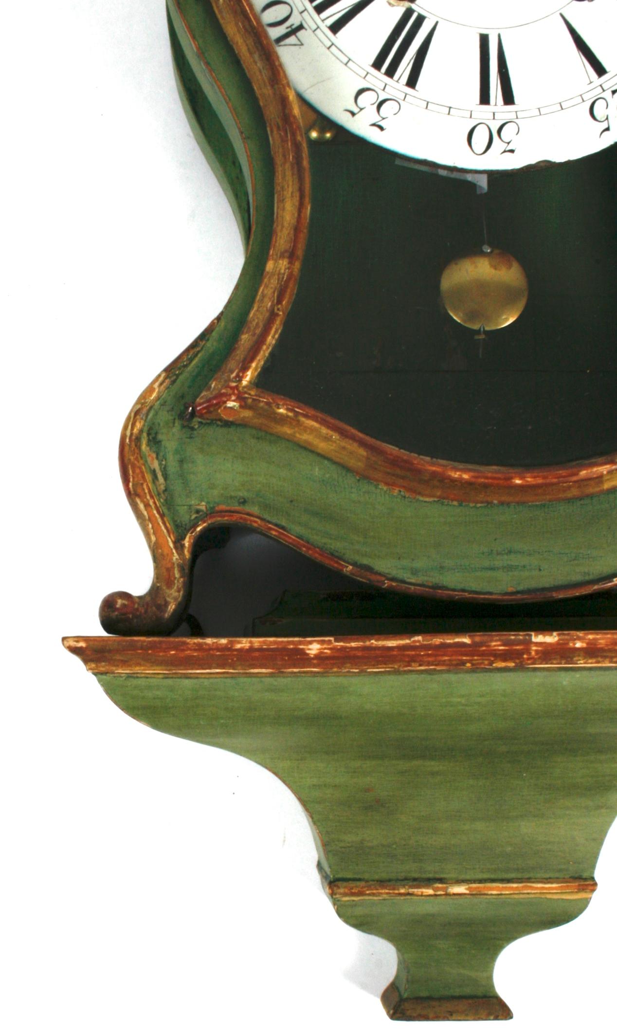 Neuenburger Wanduhr um 1770 mit Werken von Théodore Robert, Chaux-de-Fonds (tätig 1745-1775), auf dem dazugehörigen Holzbrett, beide grün lackiert. Das weiße Emailzifferblatt hat römische Ziffern. Théodore Robert war in La Chaux-de-Fonds tätig, der