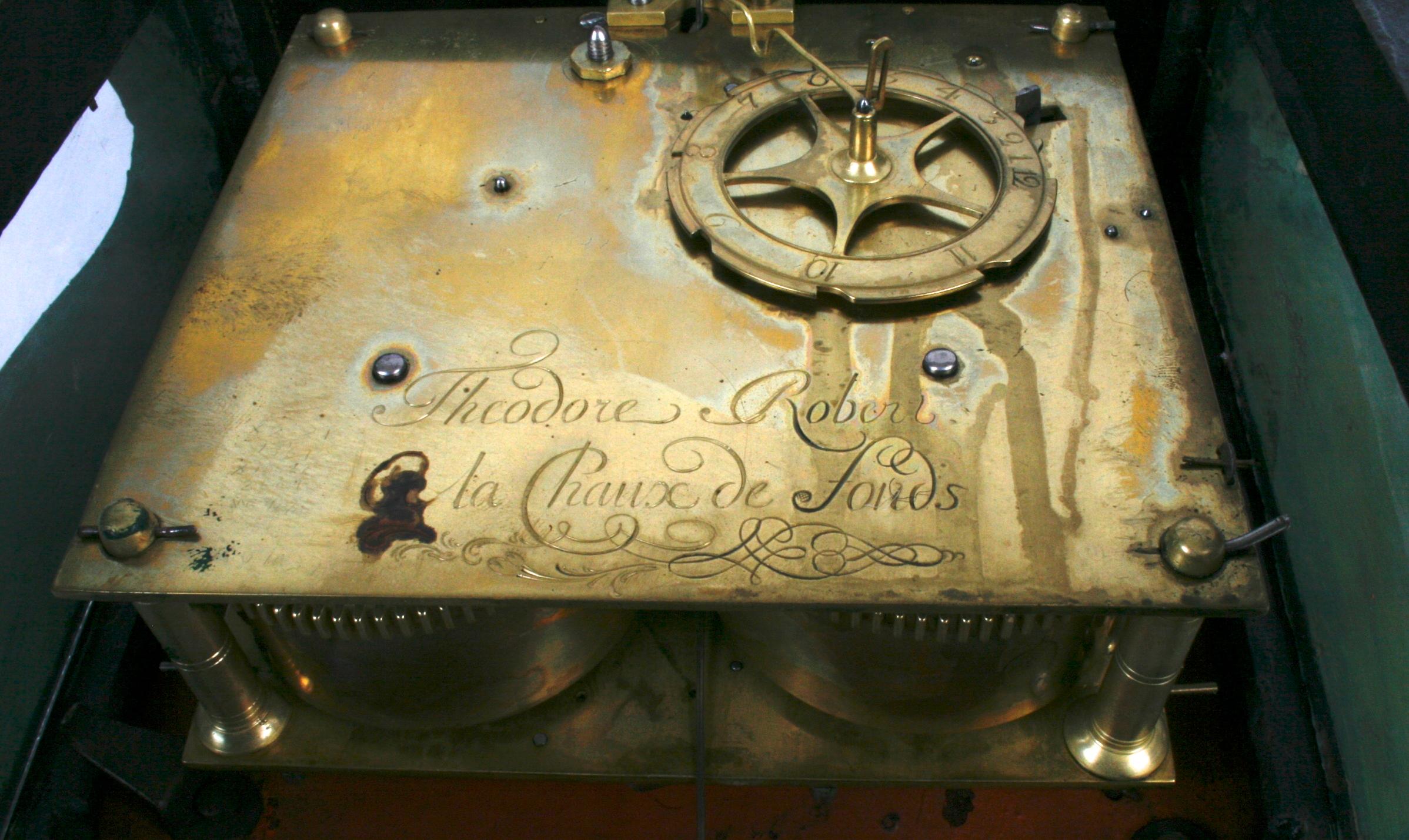 Schweizer Neuenburger Wanduhr von Theodore Robert um 1770, mit Originalbemalung (Metall)