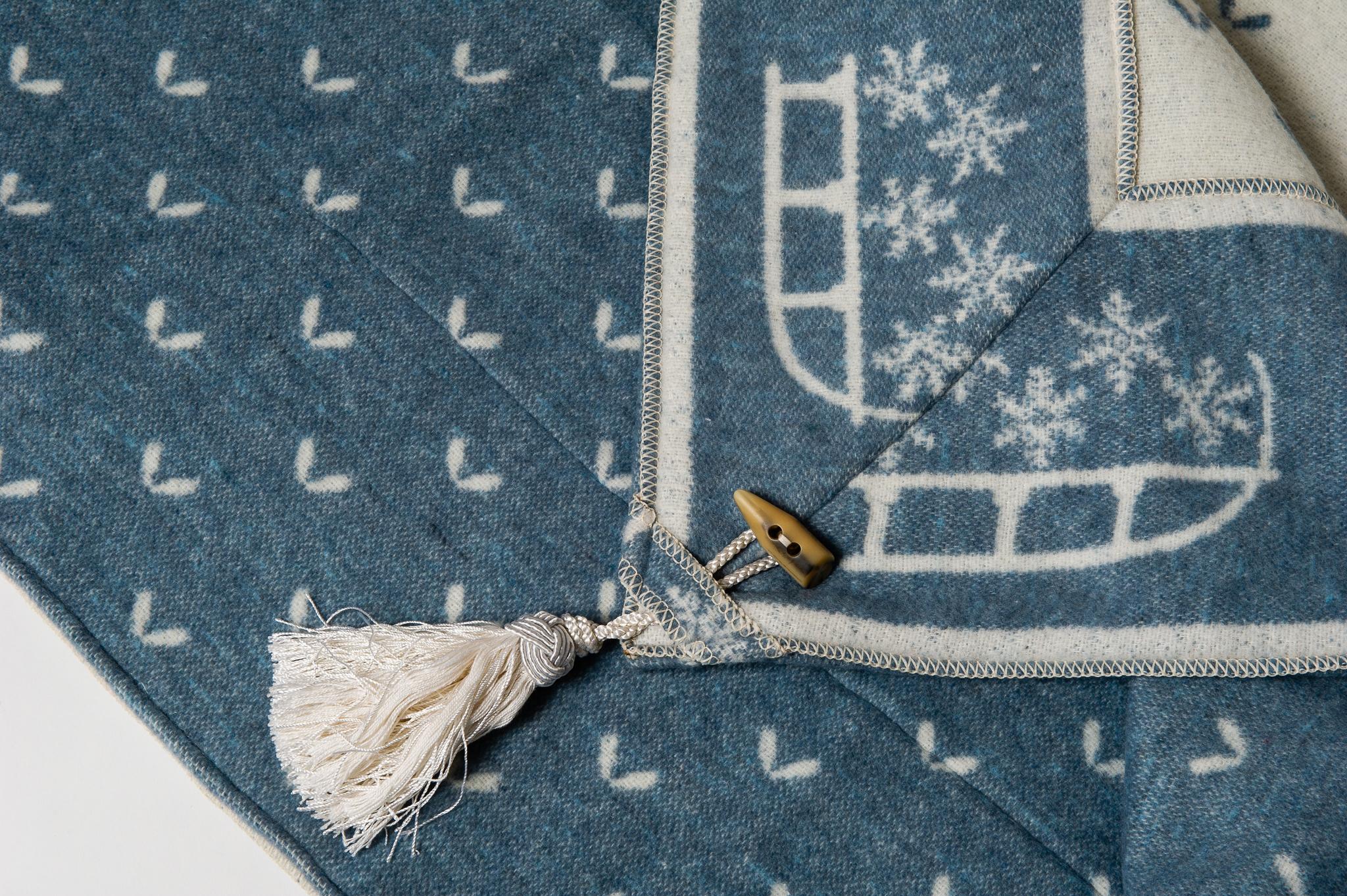 Typical Swiss wool plaid by Altalena : light blue and white, border with sleds, trimmings in corners and Horn buttons - A beautiful and warm item for Your relax -
B/2232 -.