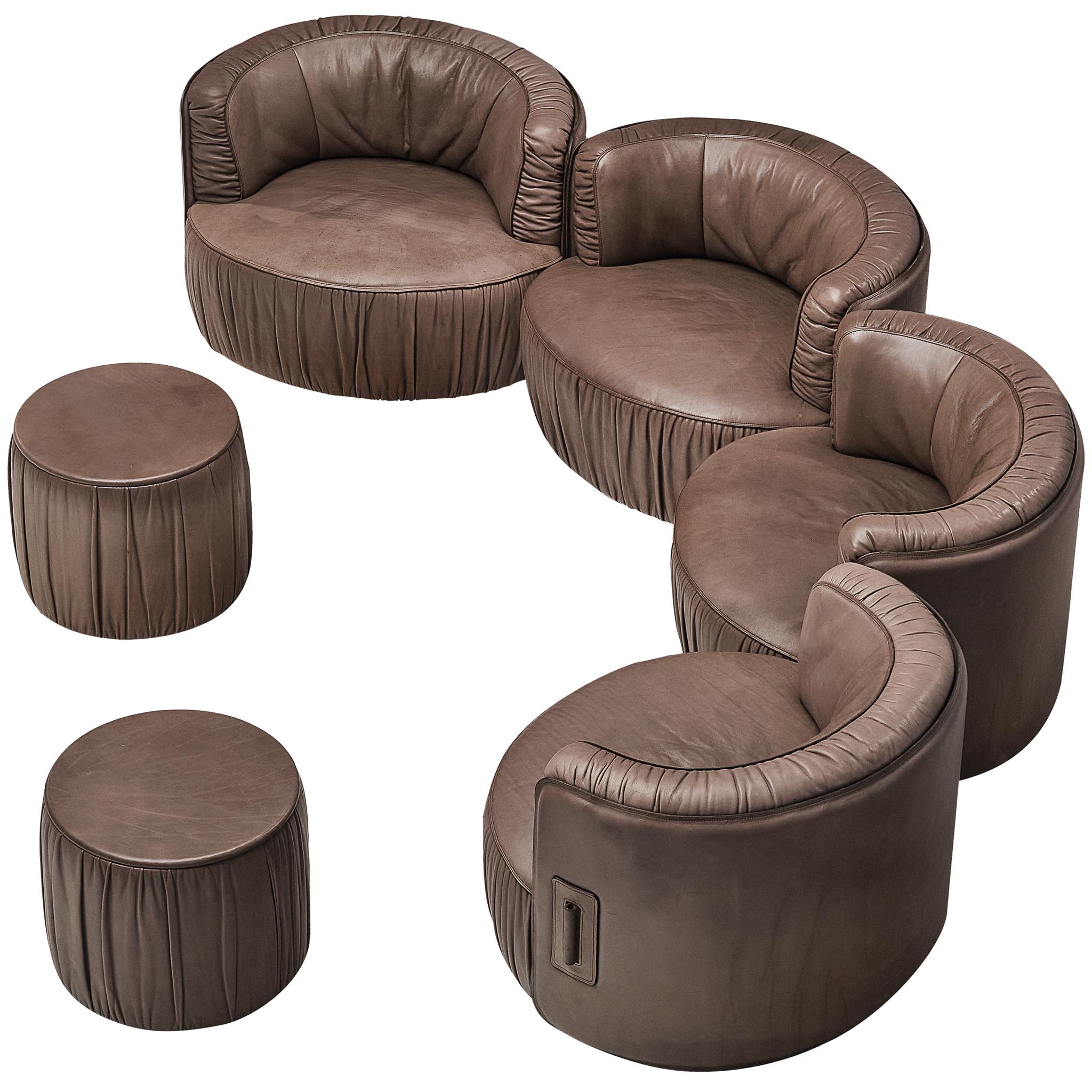 Schweizer postmodernes modulares Lounge-Set aus taupefarbenem Leder mit Ottomane im Angebot