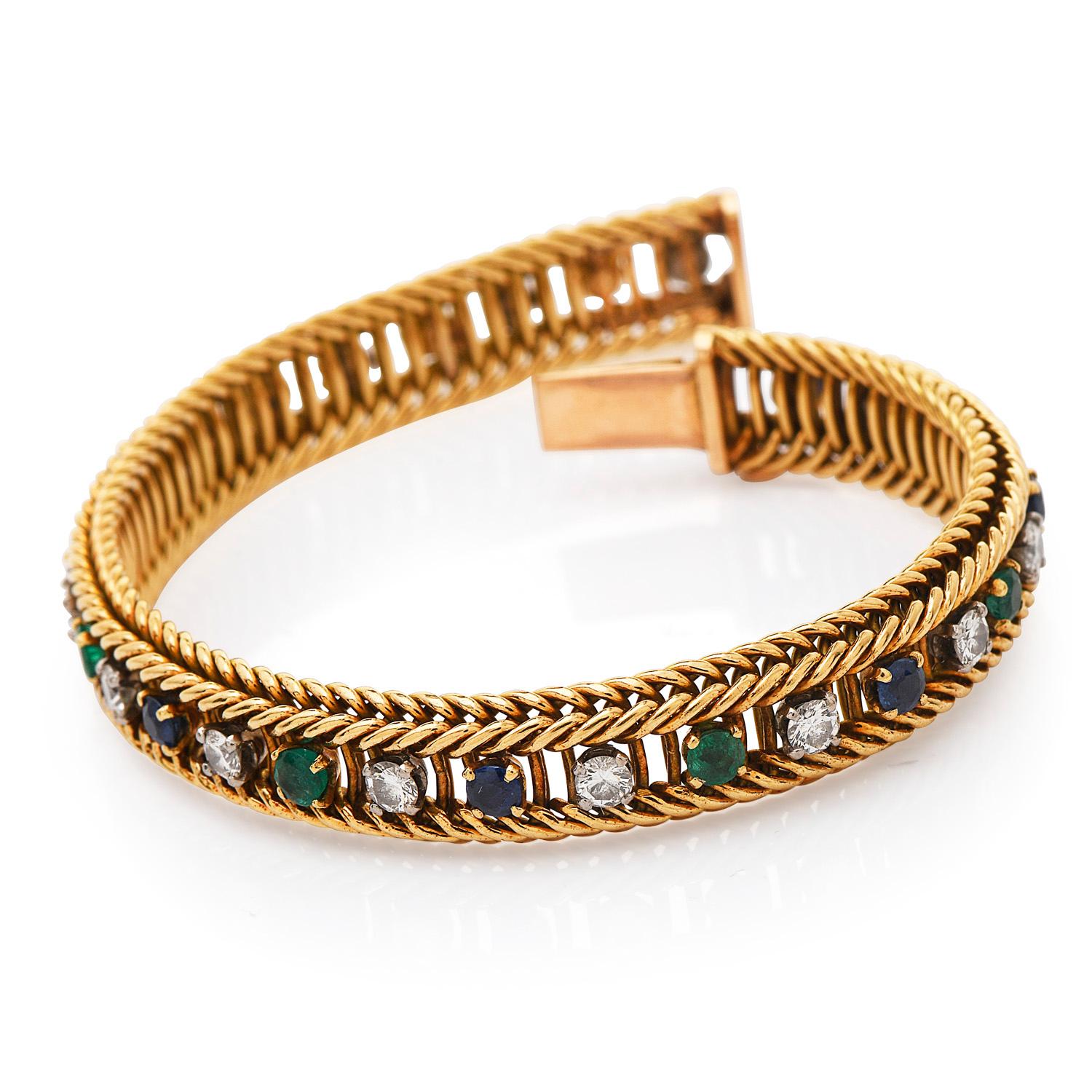 This 1960's Vintage Link Bracelet is Carefully Crafted in solid heavy 18K Yellow Gold,

Unifying every Link there are (15) round-cut, prong-set diamonds

with a total weight of approx.  2,00  carats, G-H color, and VS clarity. 

The center of each