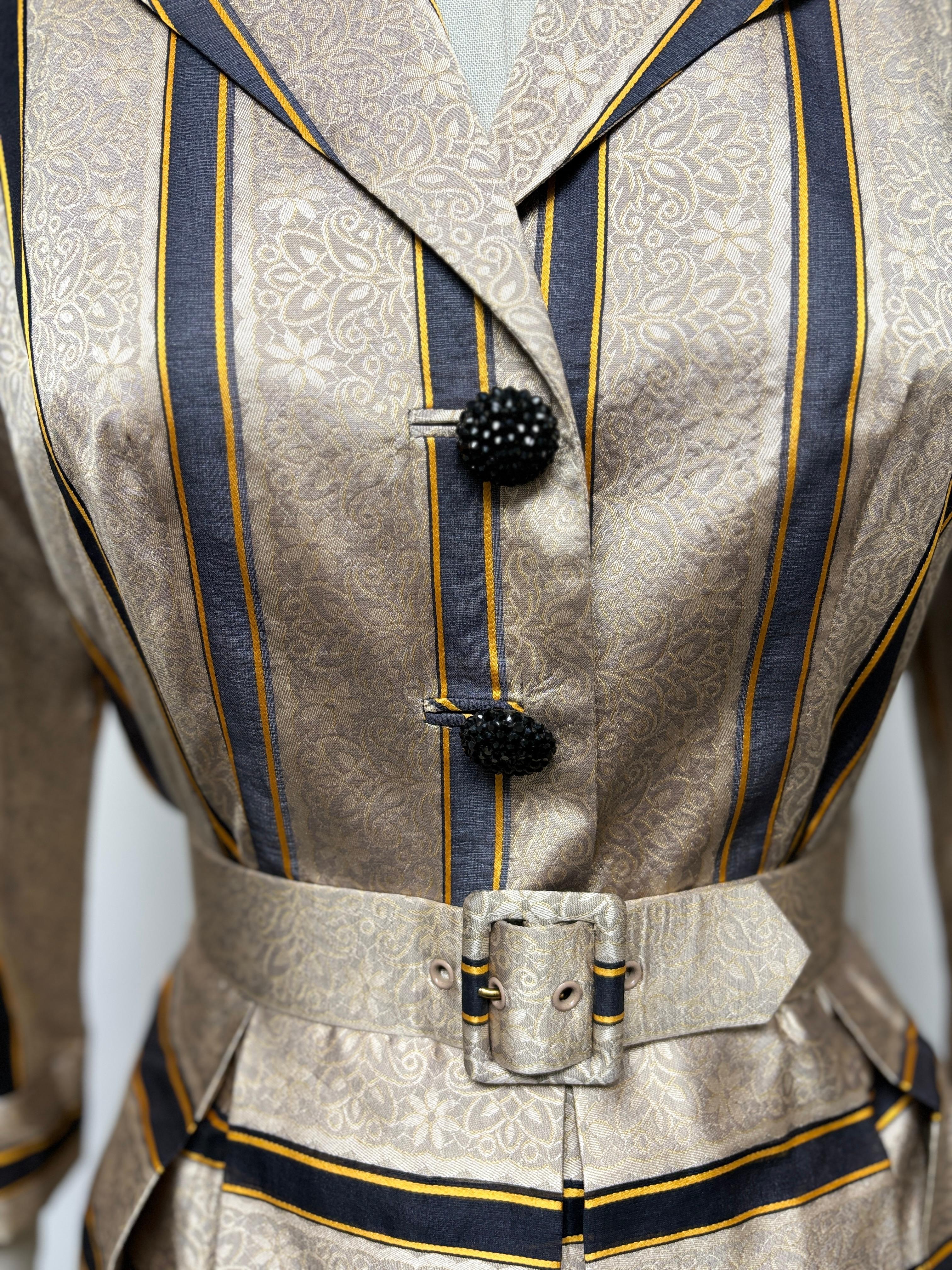Delantero de seda suiza Fabricante de pañuelos Hermes Vestido camisero con botones delanteros en Excelente estado para la venta en Los Angeles, CA
