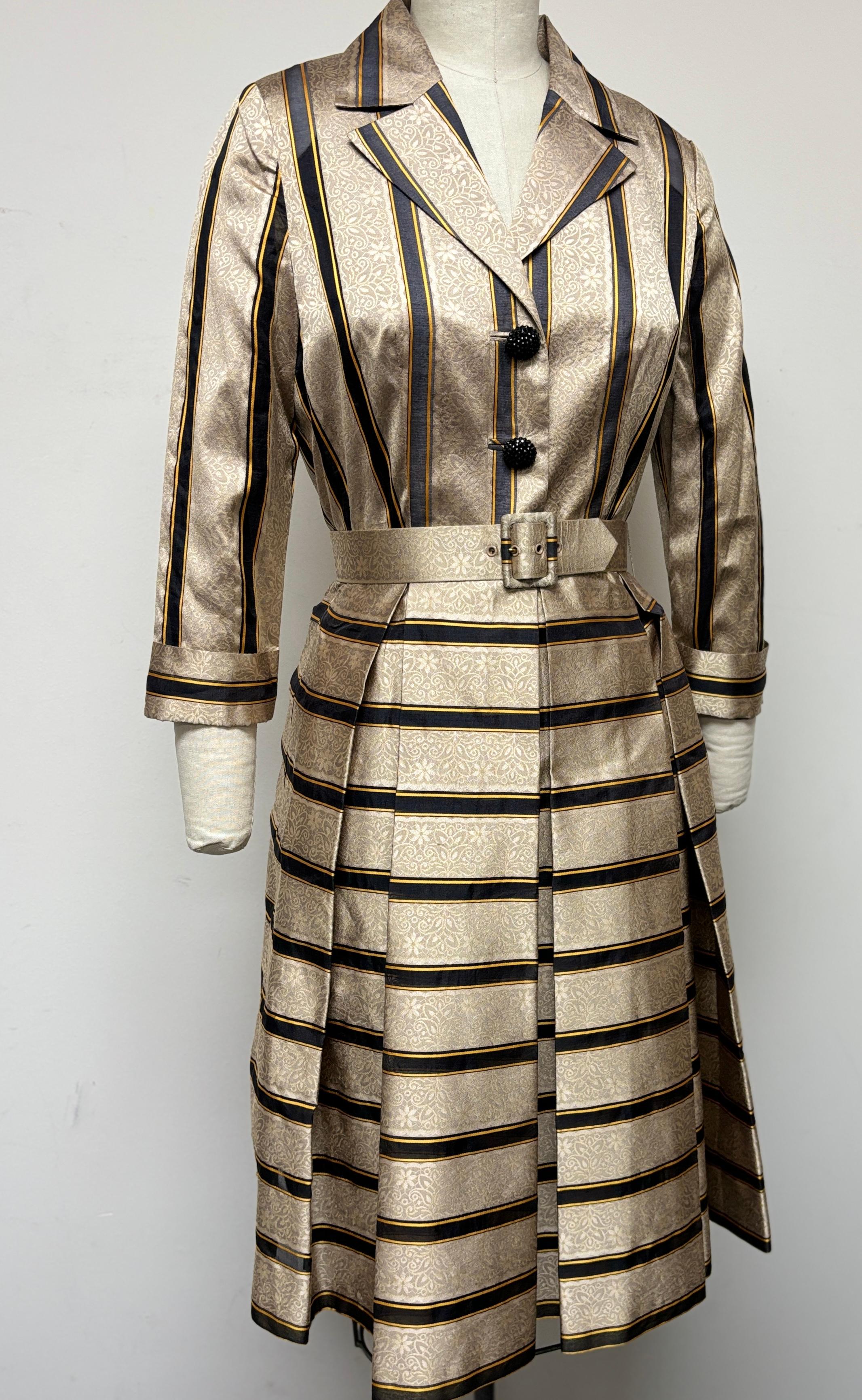 De las mujeres Delantero de seda suiza Fabricante de pañuelos Hermes Vestido camisero con botones delanteros en venta