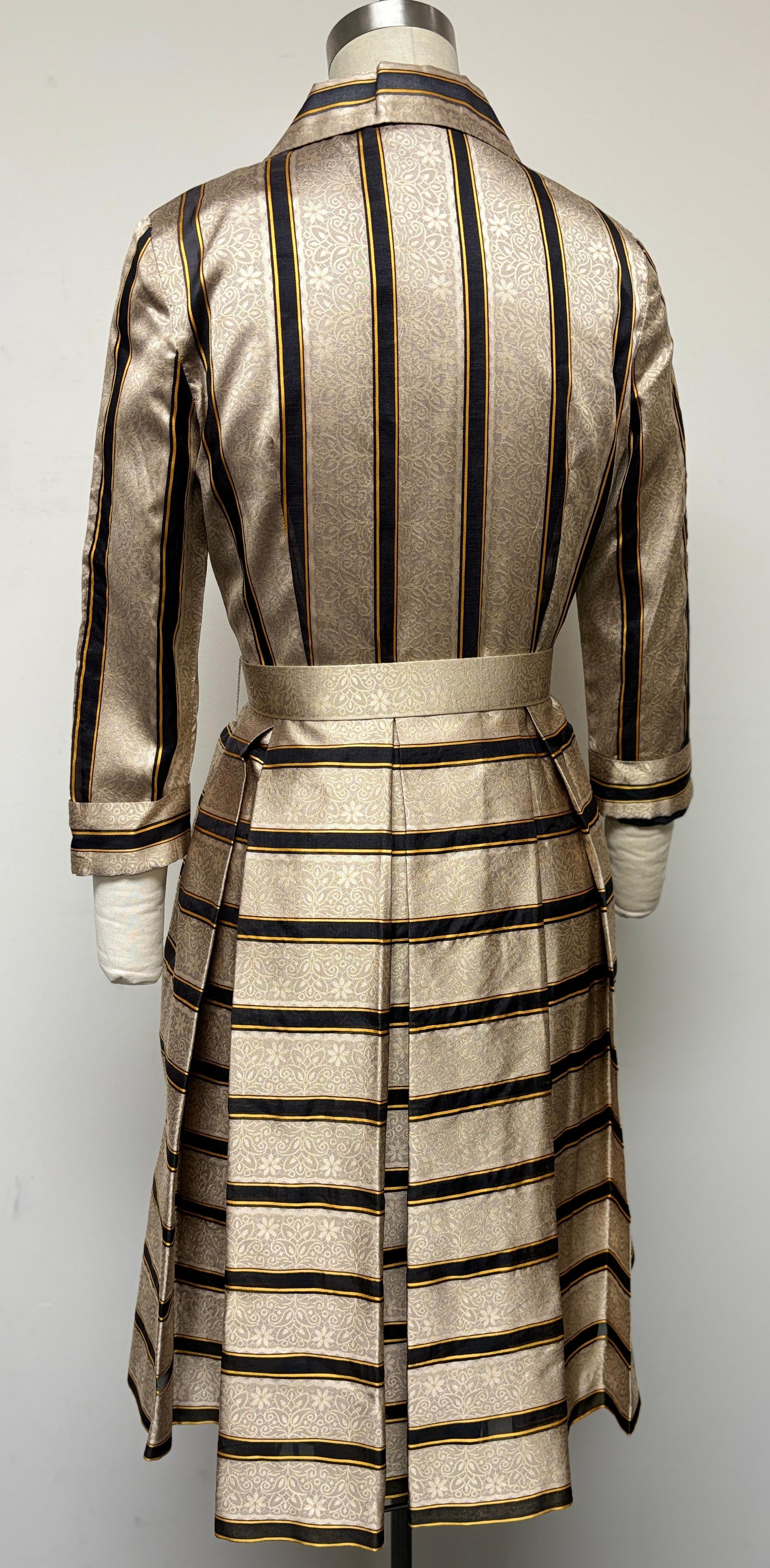 Delantero de seda suiza Fabricante de pañuelos Hermes Vestido camisero con botones delanteros en venta 2
