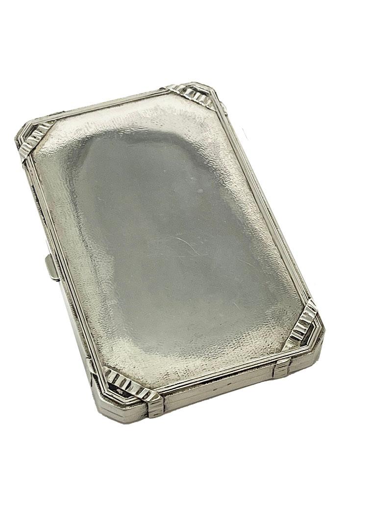 Portacarte in argento svizzero di A.D.A.R., anni '20

Un portacarte in argento di A.D.A.R. (Atelier d'Art decoratif Réunies SA) Svizzera. Un astuccio rettangolare con un motivo di nastri su ogni angolo che sembra servire a chiudere gli angoli. I