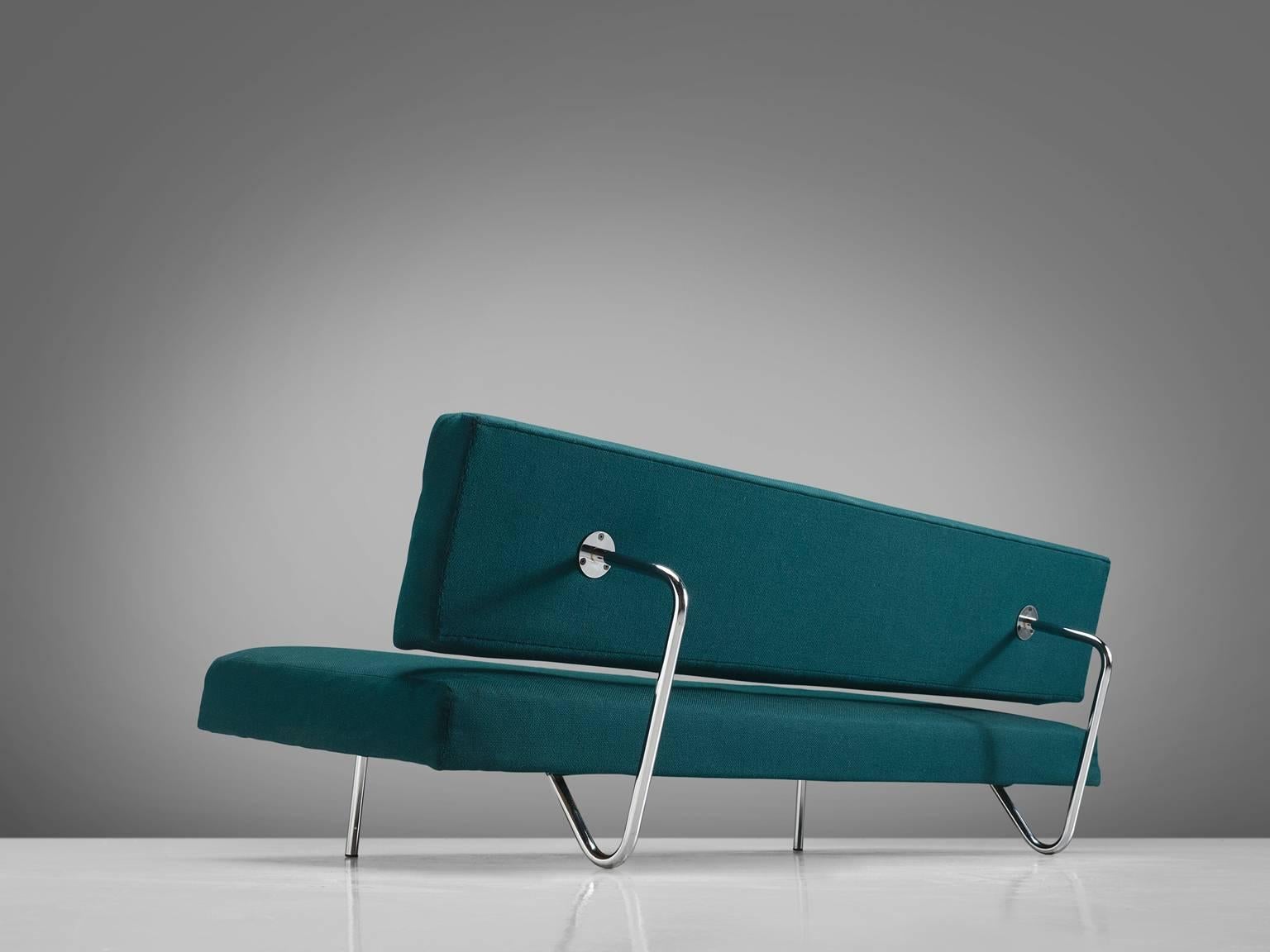 Ernst Ambühler, Schlafsofa EA-616, blauer Stoff und verchromtes Stahlrohr, Schweiz, 1957.

Dieses Bettsofa in blauem Stoff wurde von Ernst Ambühler entworfen. Das Sofa wurde 1962 von Ambühler patentiert. Er beschrieb den Klappmechanismus in diesem