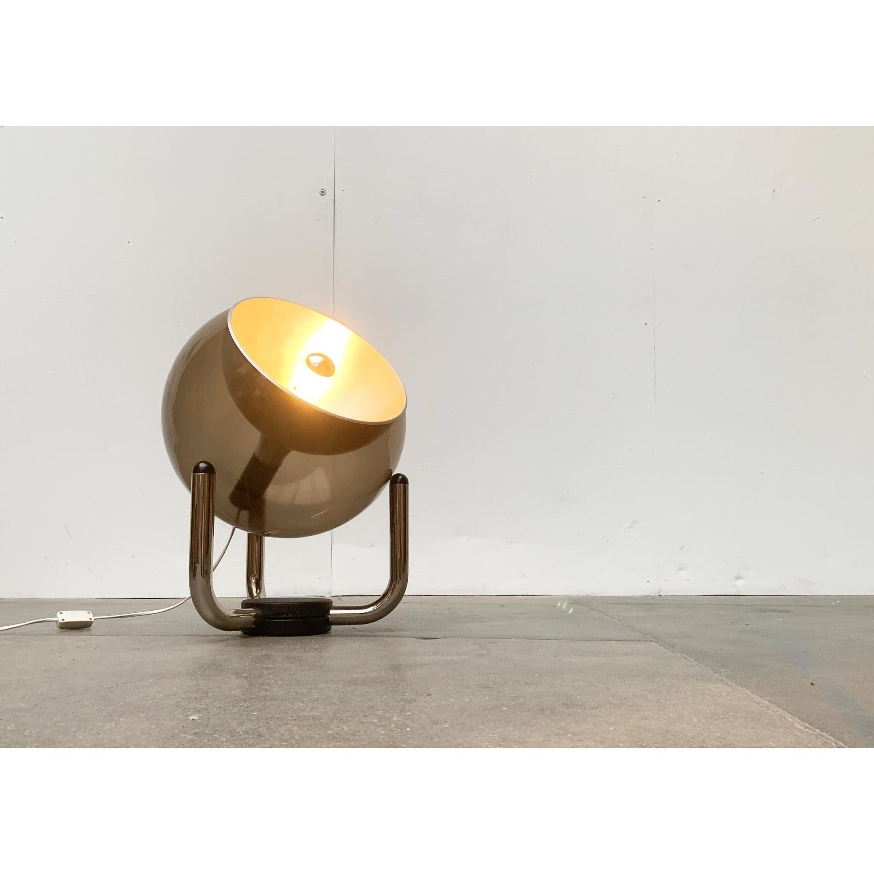 Rarísima lámpara de pie Globo de la Era Espacial, de Temde.

Imponente diseño de acrílico y metal según un sistema muy sencillo. El cuerpo es similar al de la lámpara colgante 756 de Temde. La cabeza esférica de la lámpara se basa vagamente en el