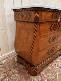 Commode suisse du XIXe siècle avec marqueterie et dessus en marbre