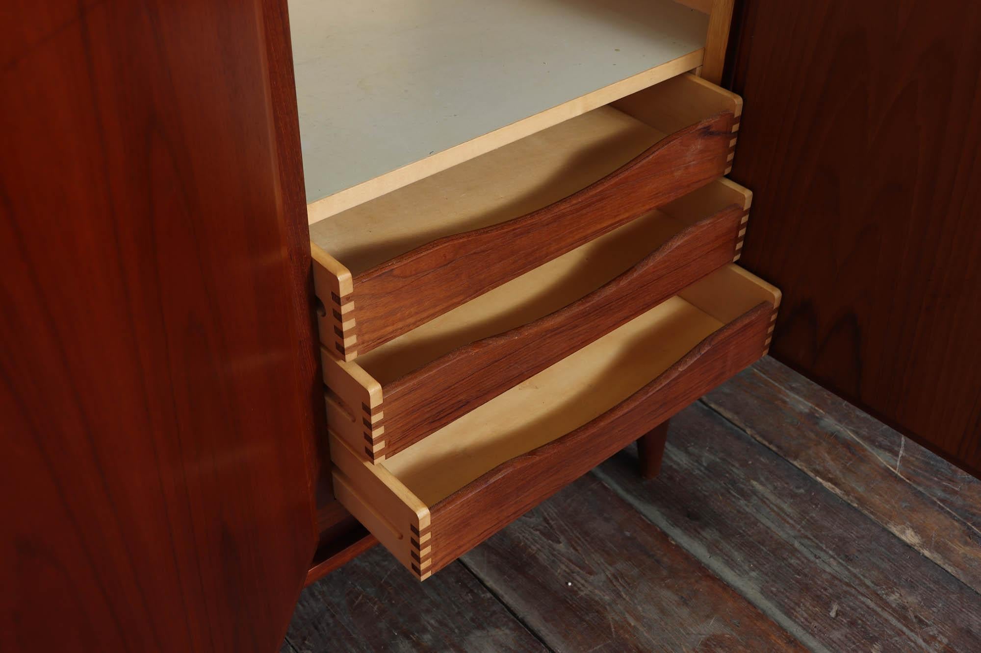 Credenza Swiss Teak di metà secolo in vendita 4
