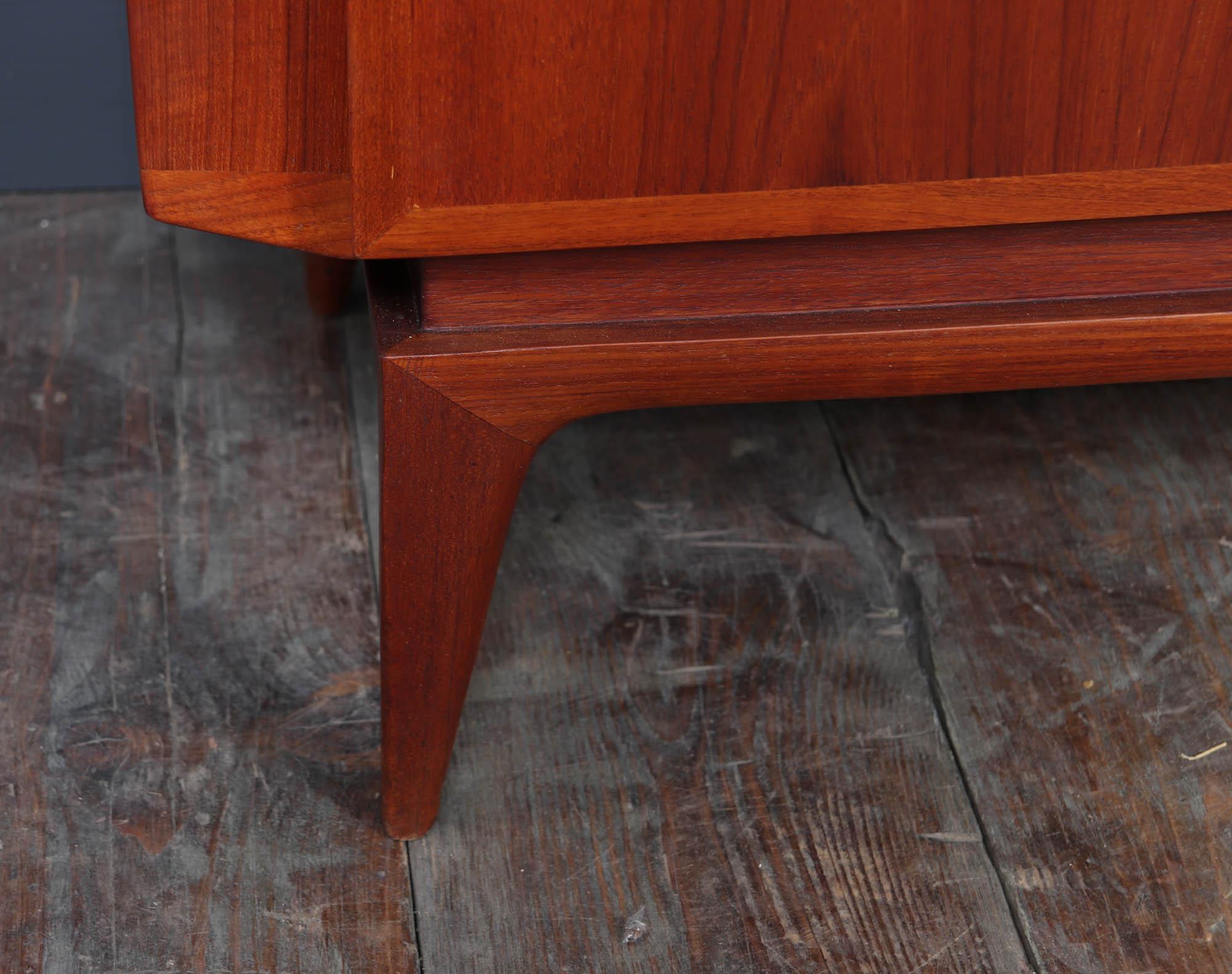 Metà XX secolo Credenza Swiss Teak di metà secolo in vendita