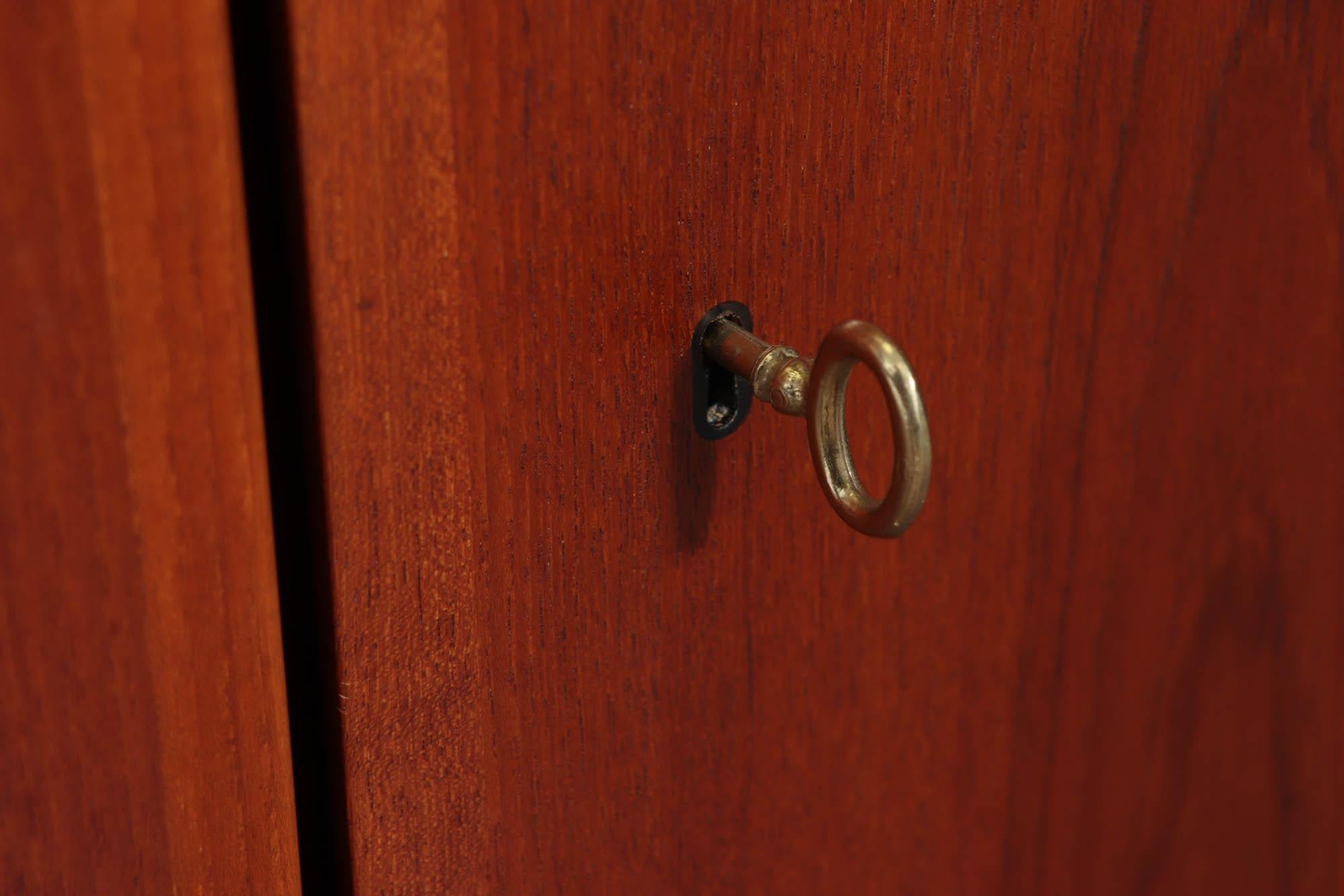 Credenza Swiss Teak di metà secolo in vendita 1