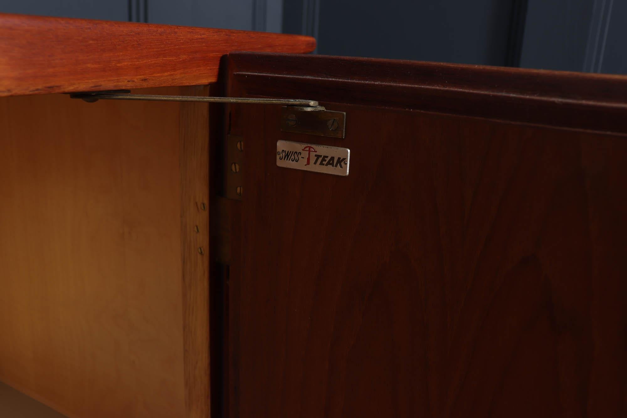 Credenza Swiss Teak di metà secolo in vendita 3