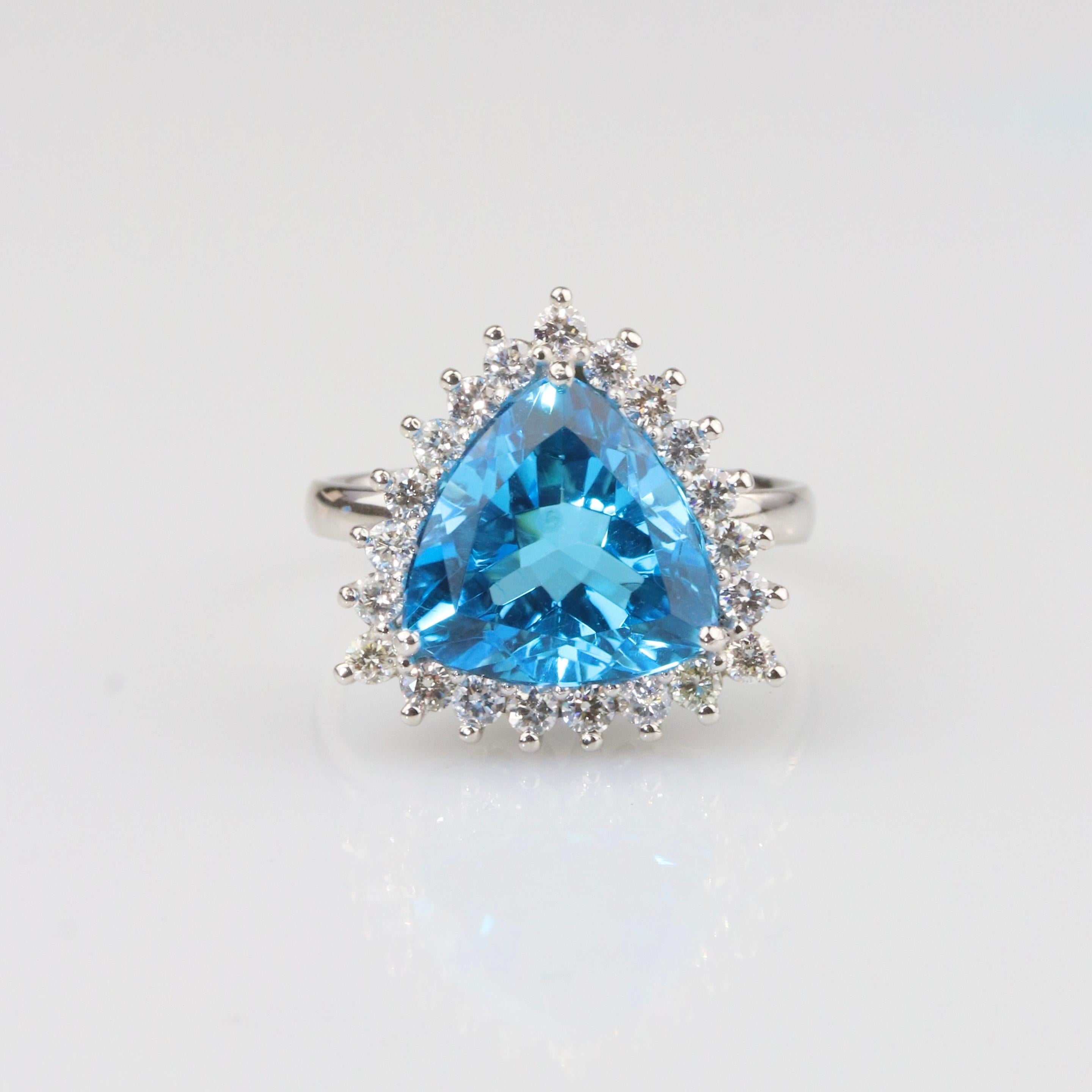 Swiss Topaz & Diamond Ring - 18K Solid Gold - Large Size For Sale 4