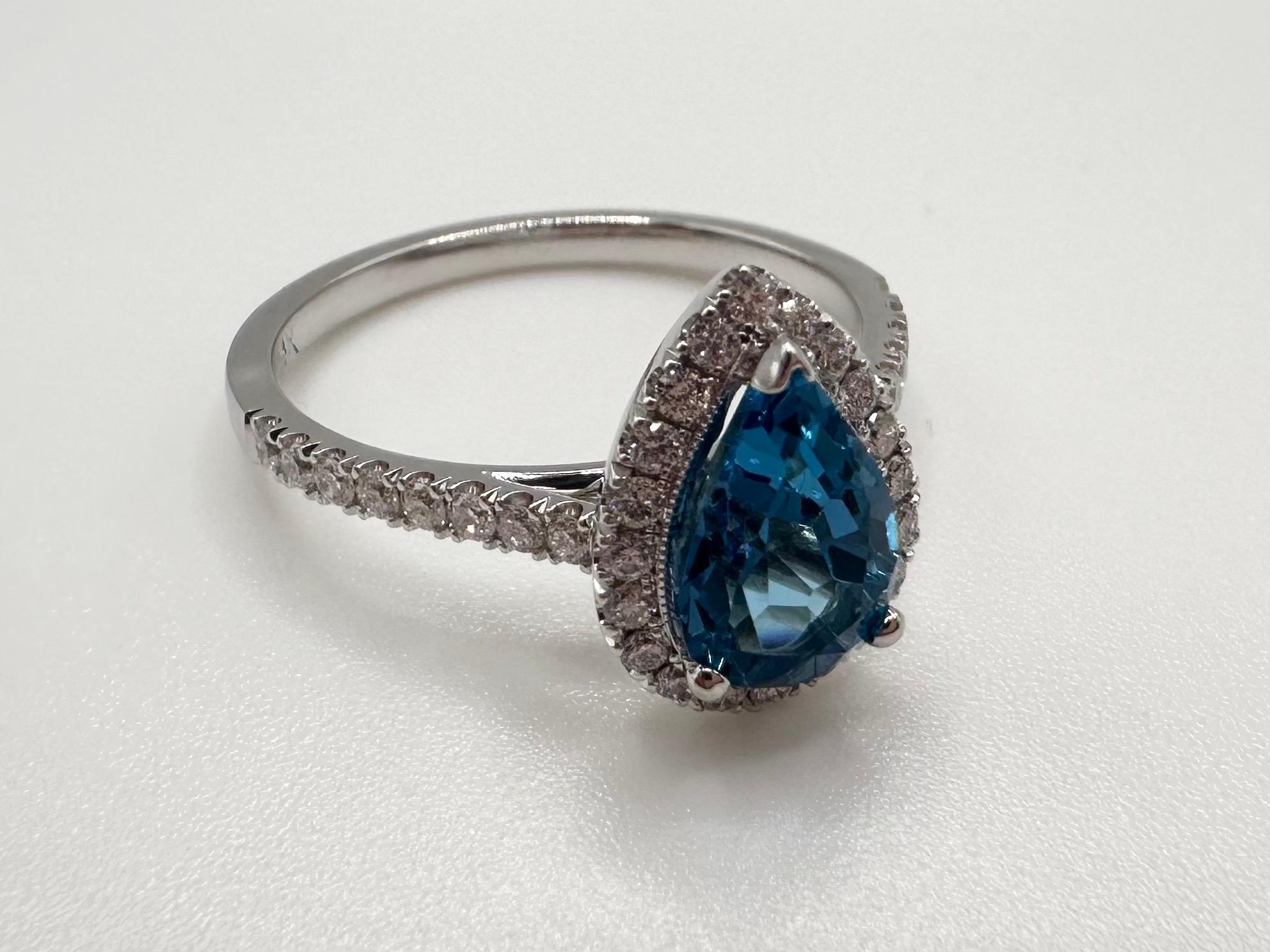 Che anello incredibile dall'inizio alla fine, lasciatemi iniziare dicendo che il topazio è così vivido, blu brillante e sicuramente di ottima qualità. I diamanti sono bianchi scintillanti con purezza VS e colore F e un'intricata incastonatura