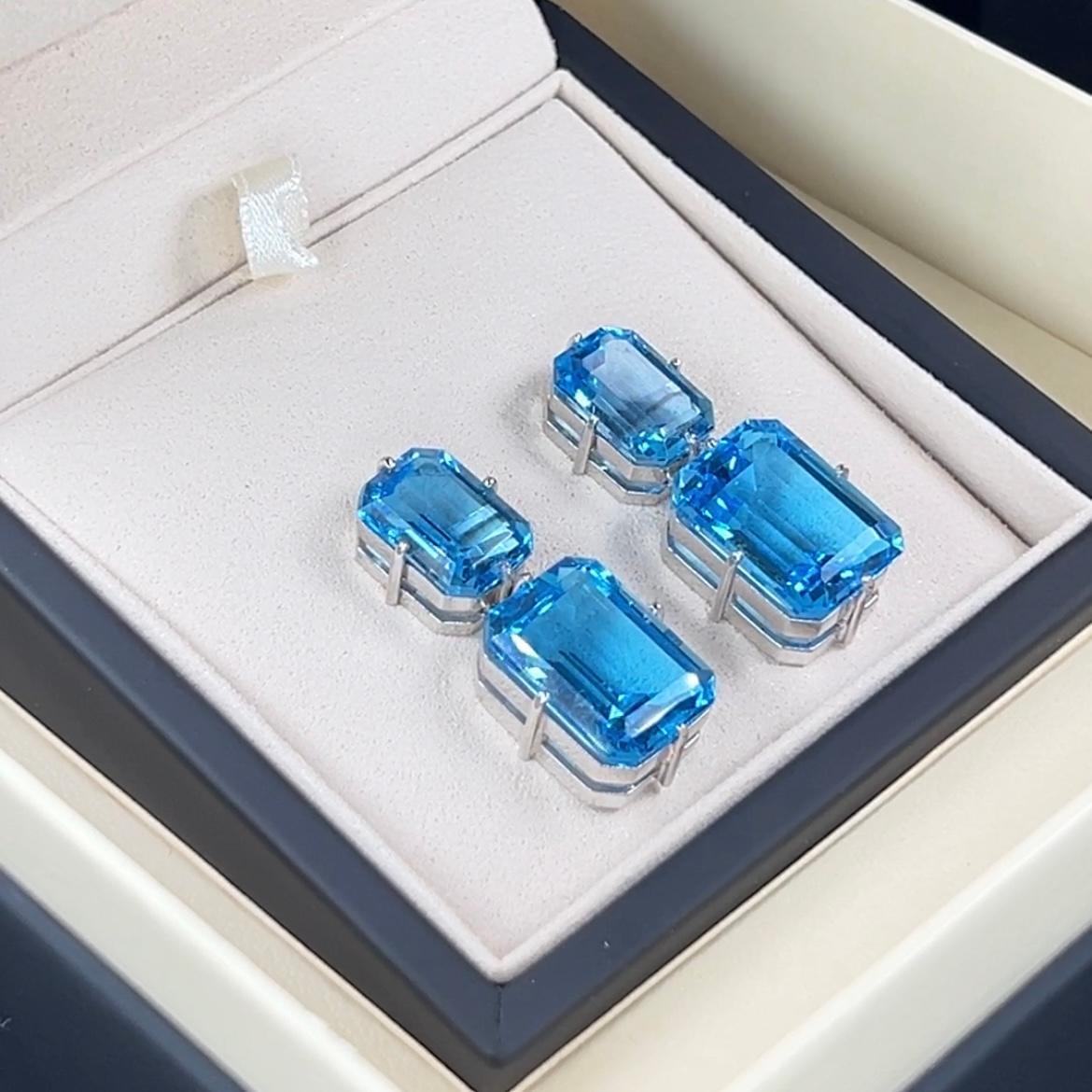 Modern Swiss Topaz Pendant  Earrings - 18K Solid Gold For Sale