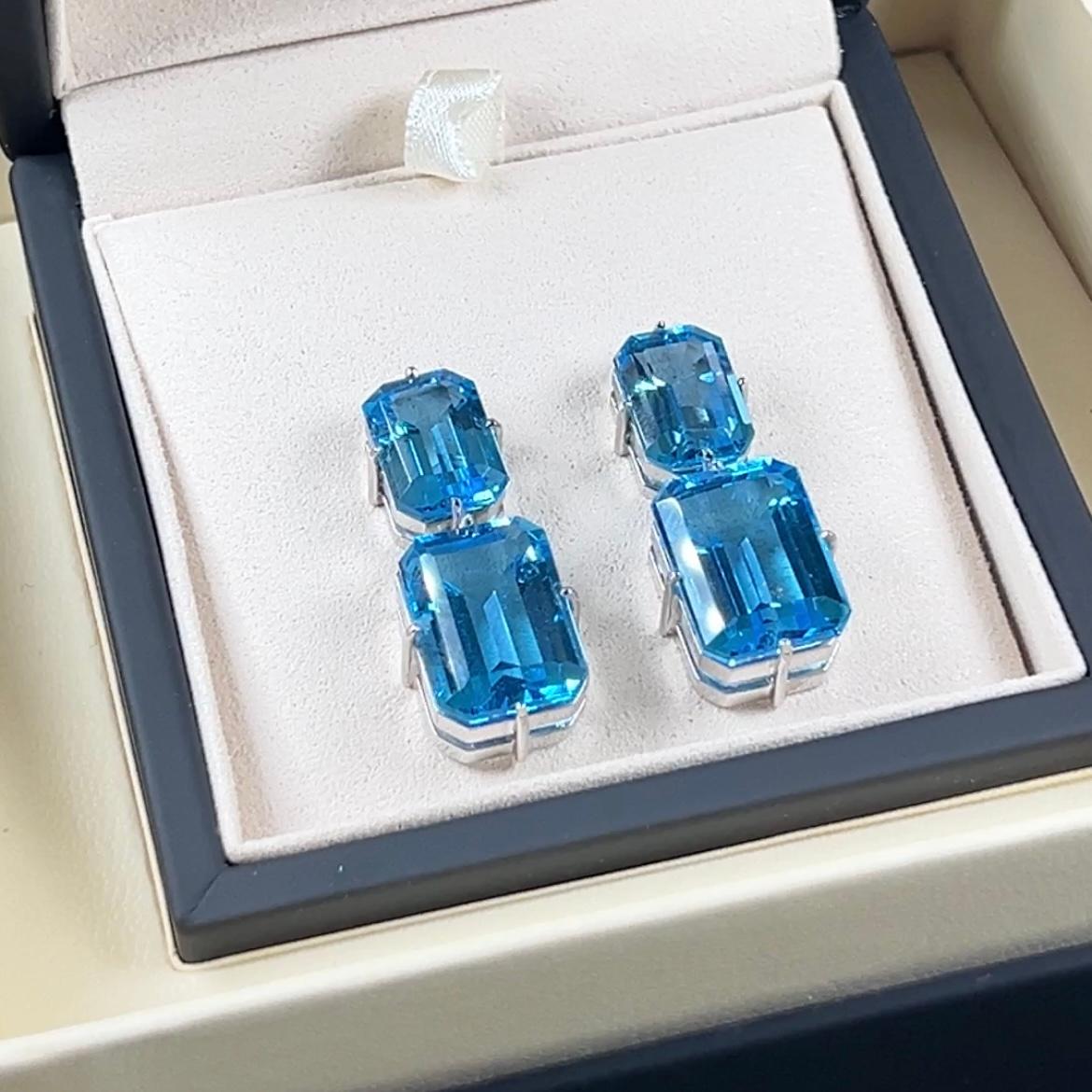 Women's Swiss Topaz Pendant  Earrings - 18K Solid Gold For Sale