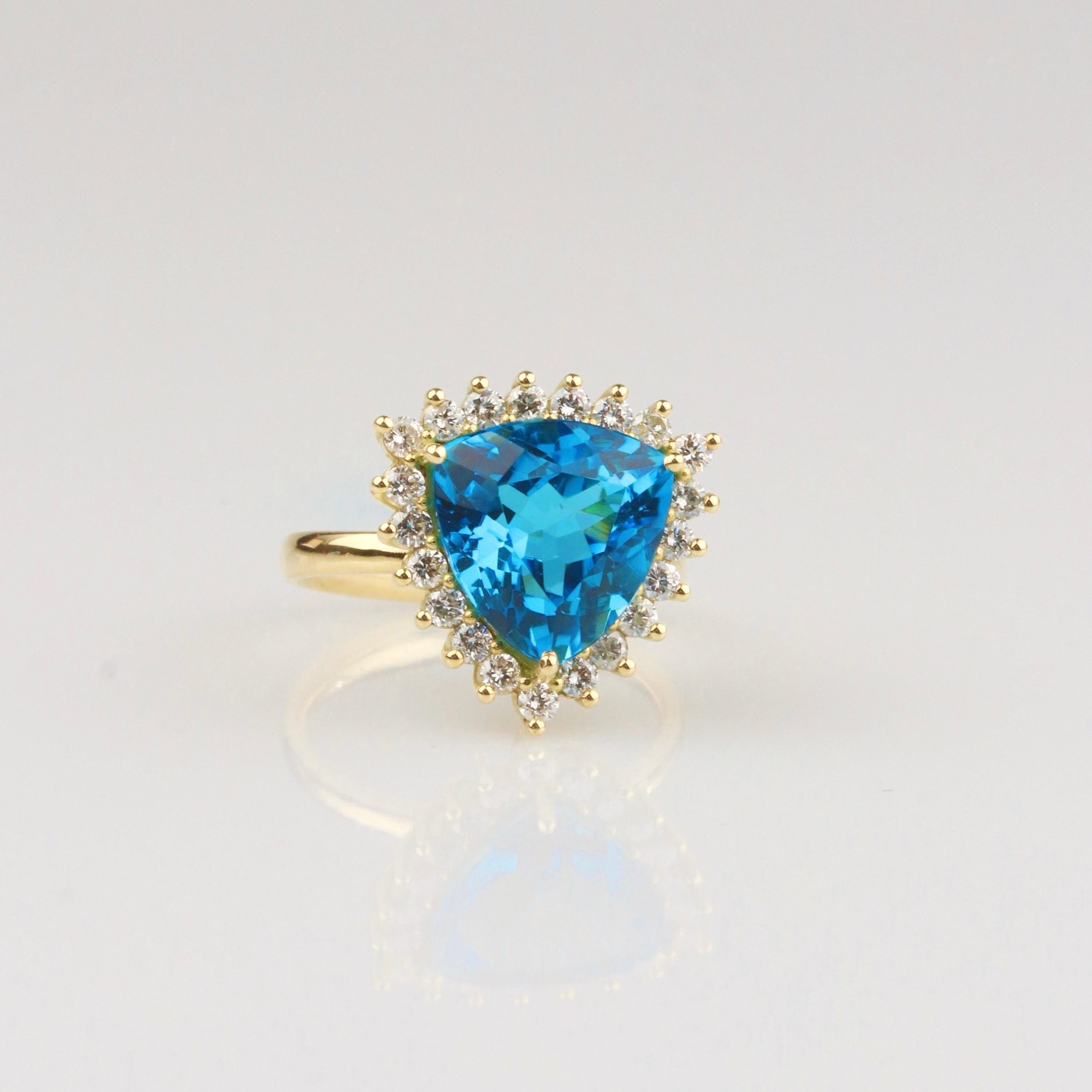 Women's Swiss Topaz Ring & Diamond - 18K Solid Yellow Gold - Medium Size For Sale