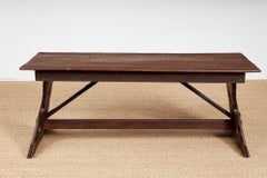 Table à tréteaux suisse avec gravures de graffitis