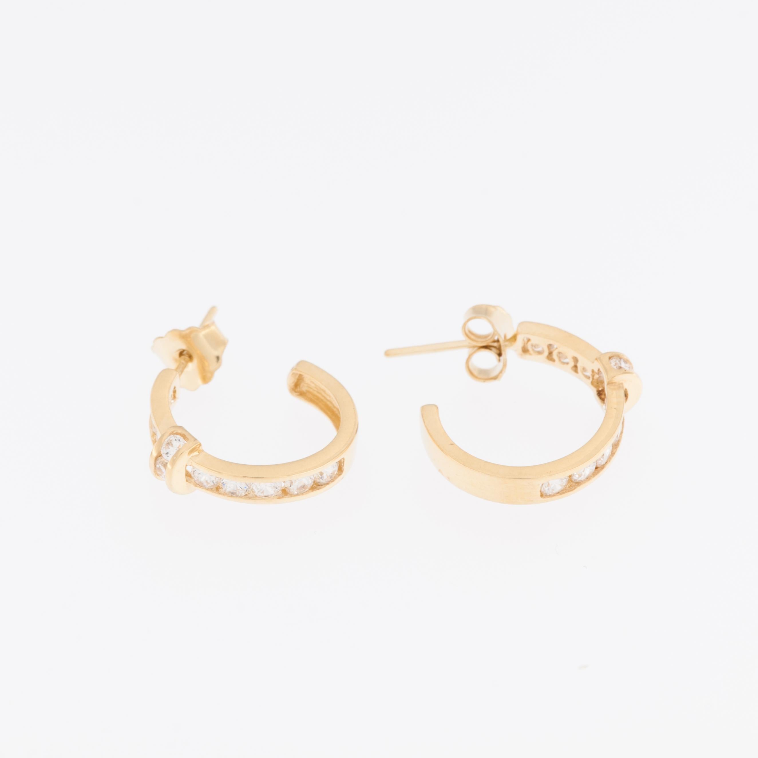 Swiss Vintage 18kt Yellow Gold Earrings with Diamonds are a stunning and timeless jewelry accessory. 

These earrings are crafted from 18-karat yellow gold, a precious metal known for its durability and rich, warm color. The use of 18kt gold