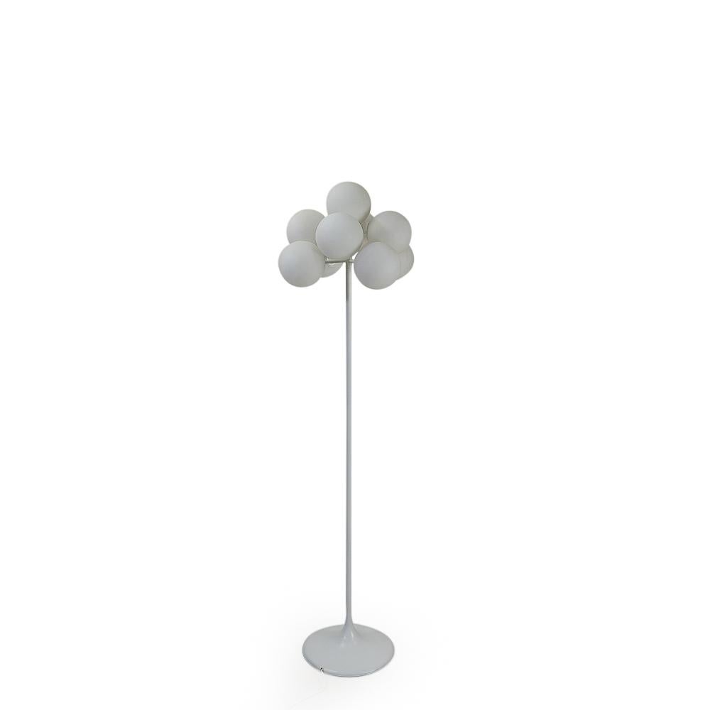 A Swiss-made 1960s floor lamp by Temde Leuchten, Switzerland. This lamp consists of nine frosted glass globes and a white enamel metal base and stem.

A real statement piece, whether turned on or off it attracts easily your attention in any space.
