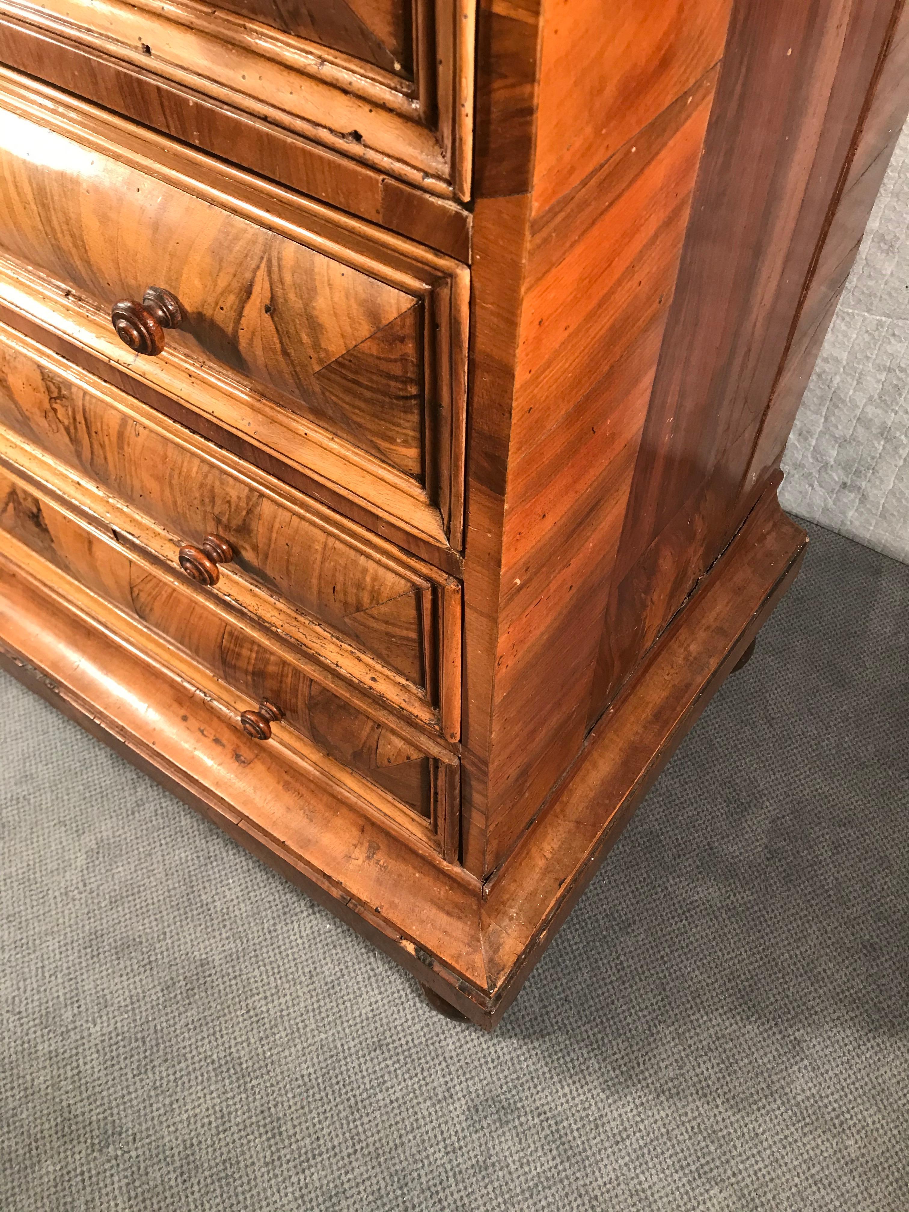 Windellade cabinet, Zurich region 1770-1780 walnut veneer. In very good condition. The cabinet will be shipped from Europe. Shipping costs to Boston are included.