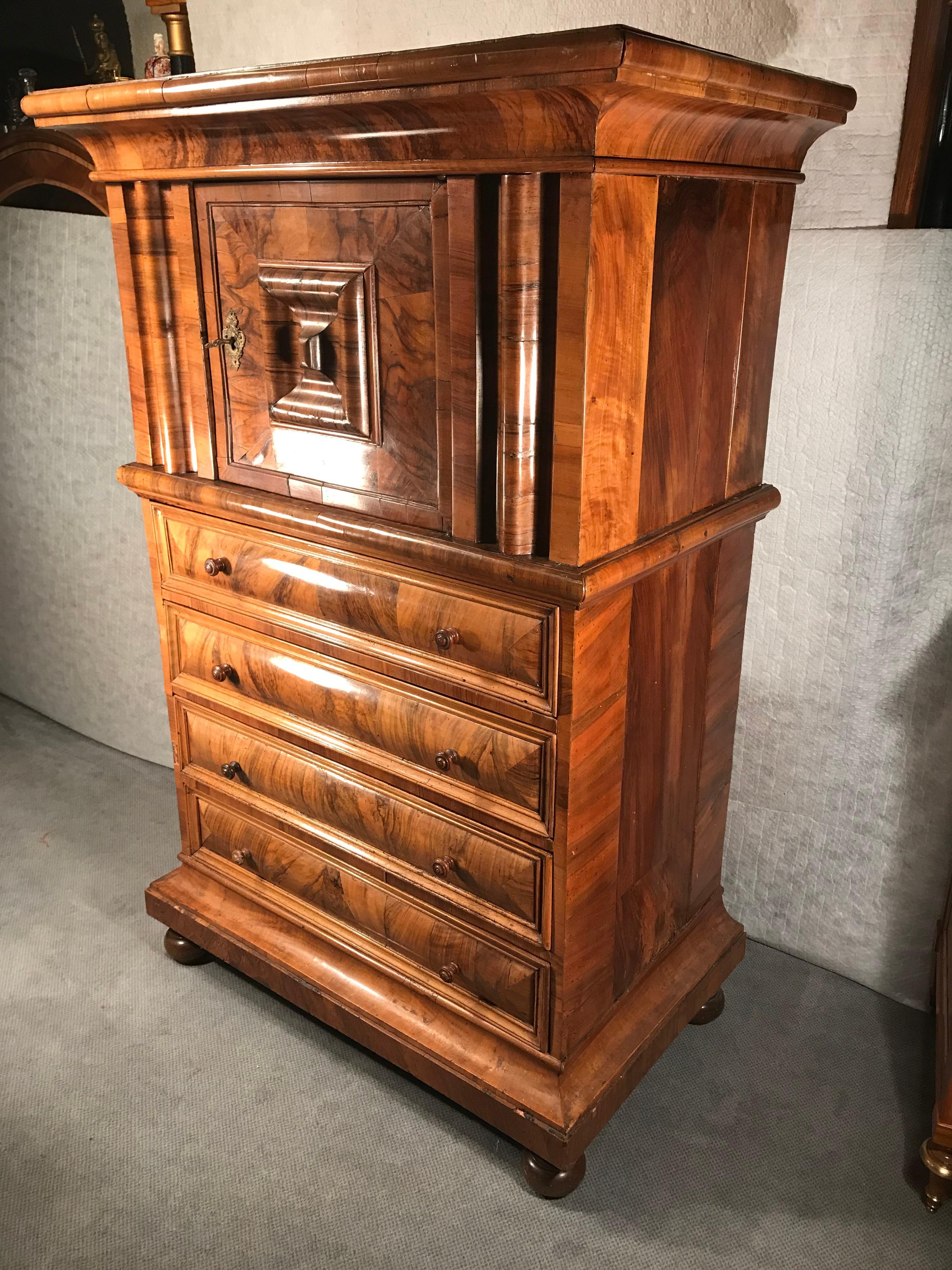 Swiss “Windellade” Cabinet, 1770-1780 In Good Condition For Sale In Belmont, MA