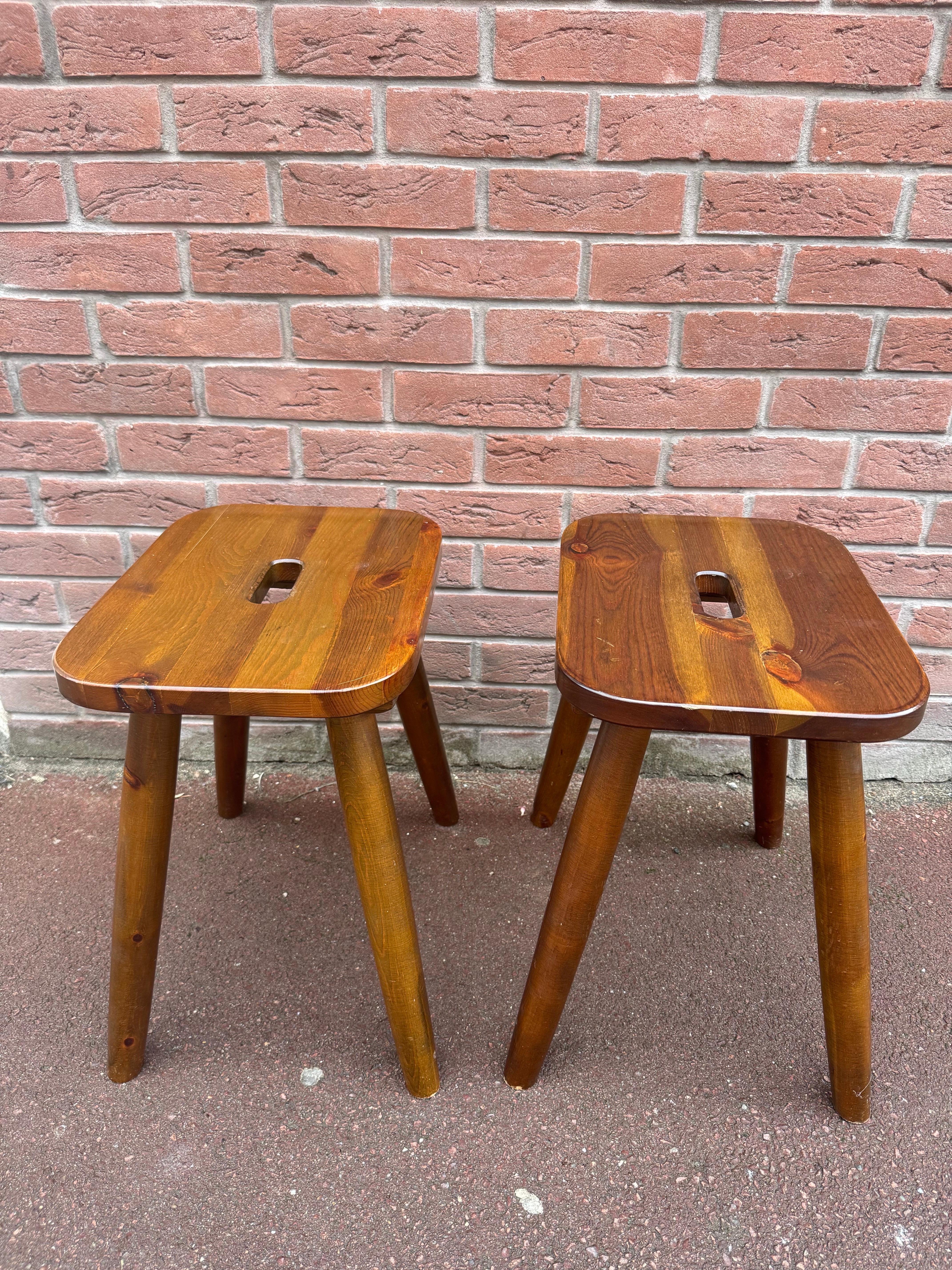 Hocker aus den Sechzigern in massivem Kiefernholz mit 4 Füßen sehr stabil