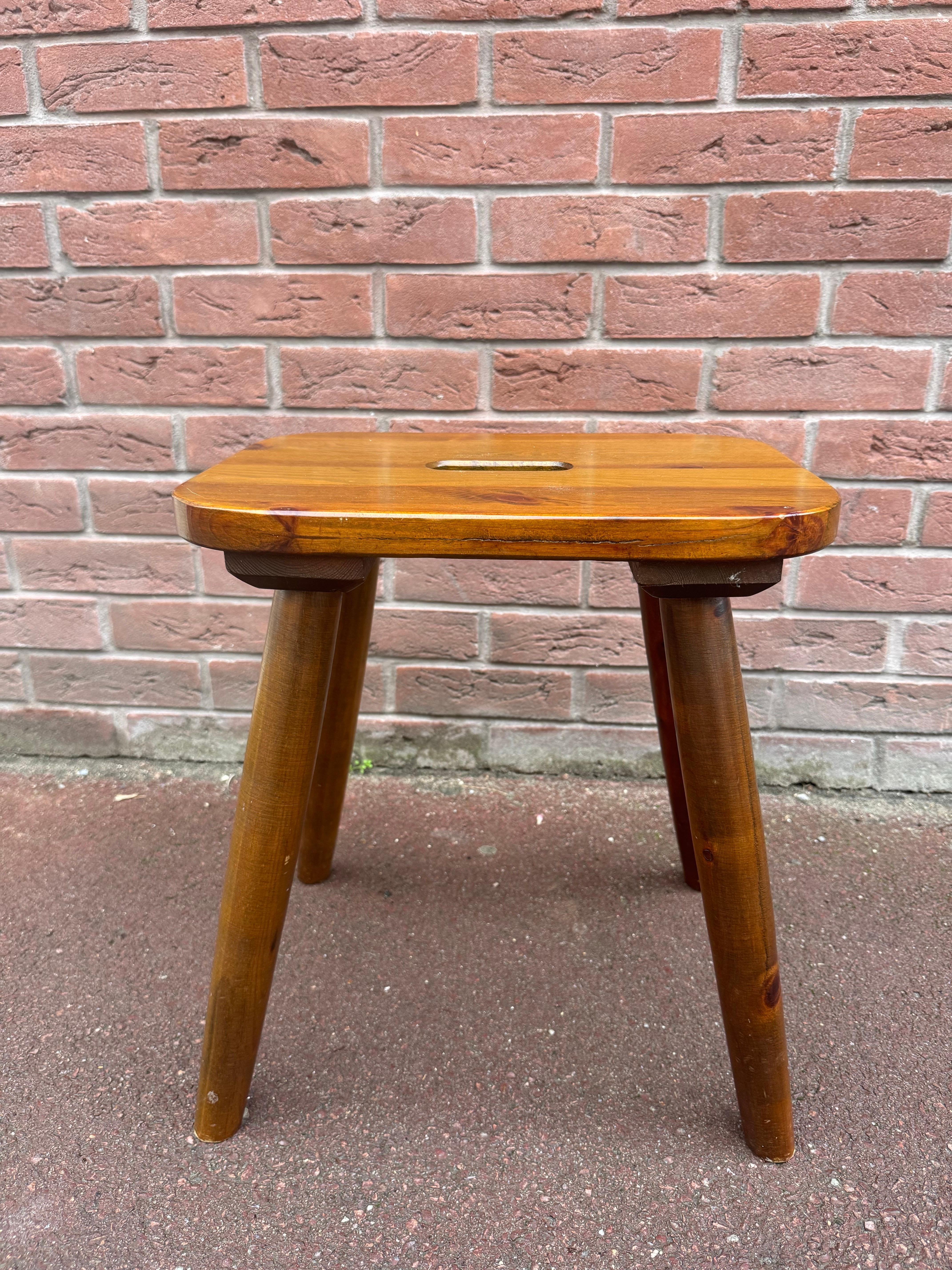 Schweizer Holz Vierfußhocker in Kiefer (Moderne) im Angebot