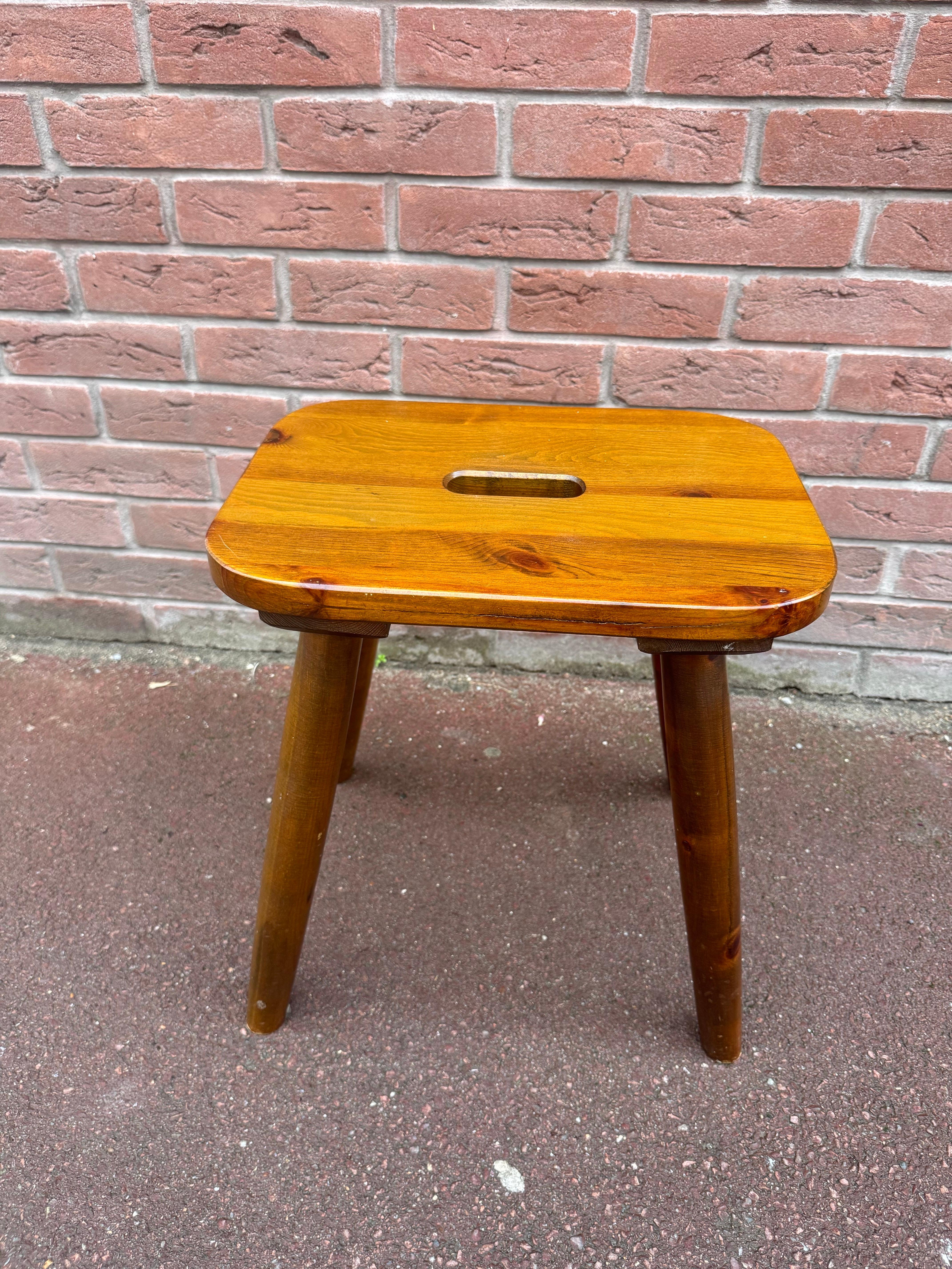 Schweizer Holz Vierfußhocker in Kiefer (Schweizerisch) im Angebot