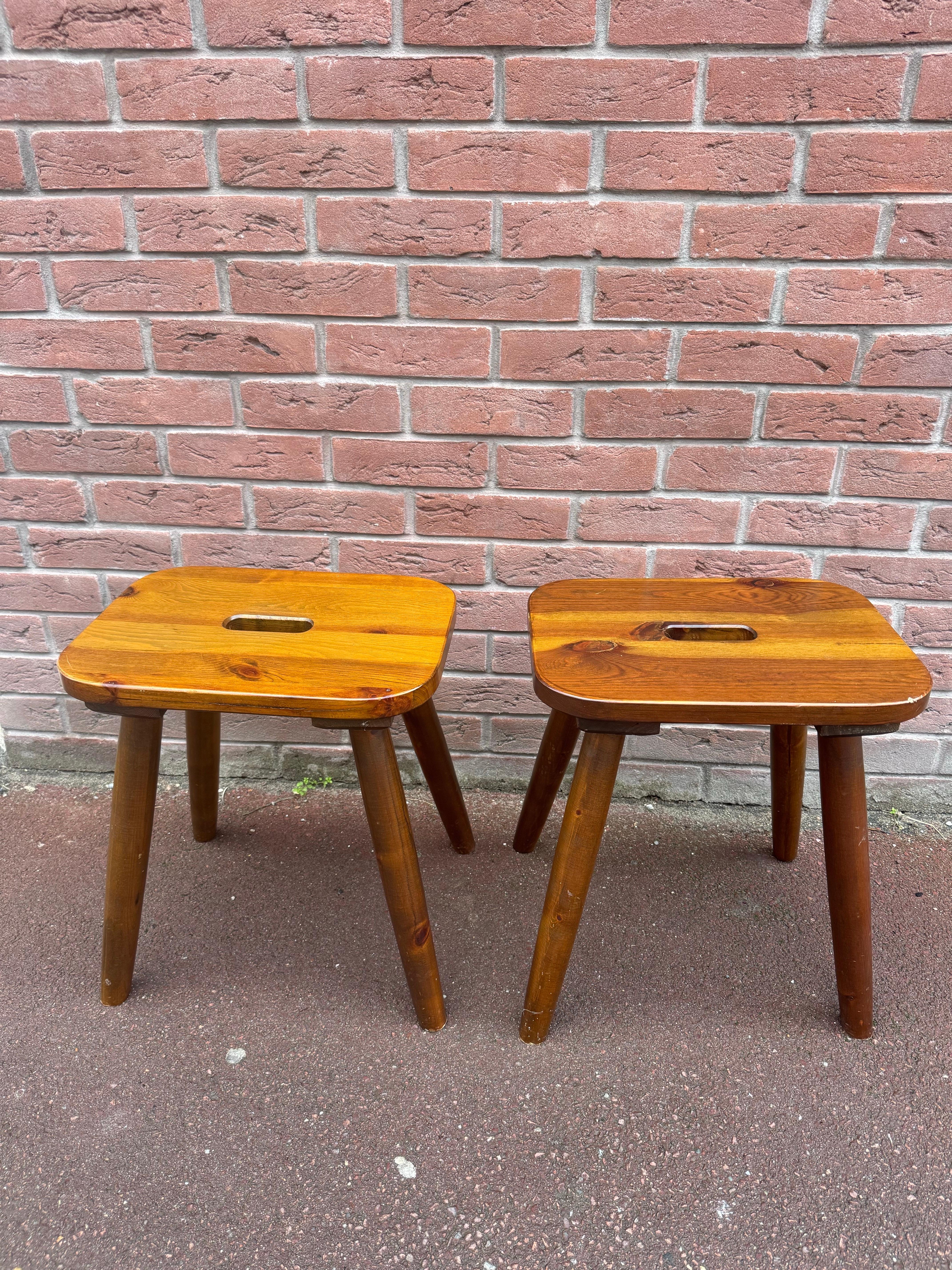 Schweizer Holz Vierfußhocker in Kiefer im Zustand „Gut“ im Angebot in Saint-Ouen, FR