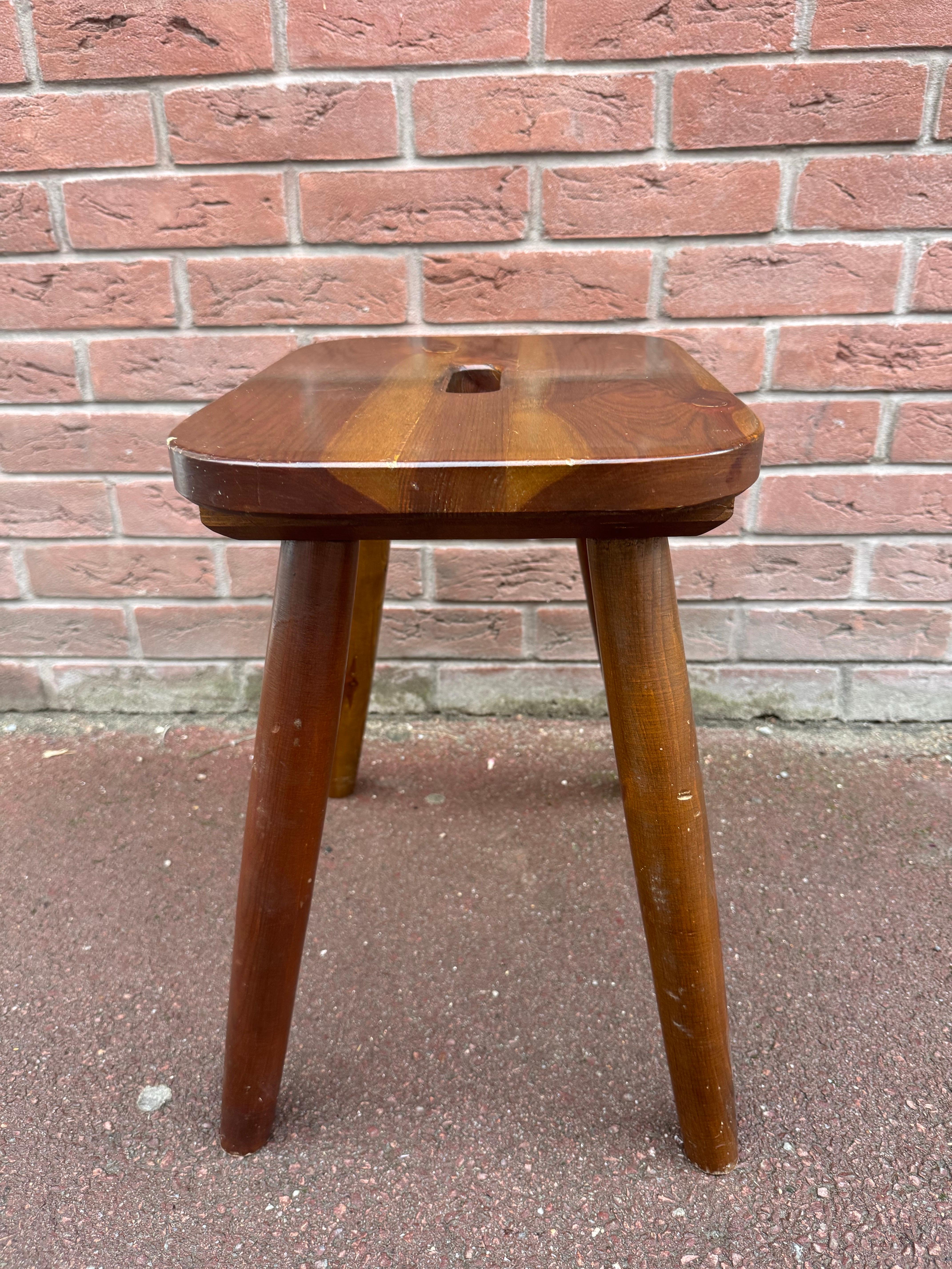 Schweizer Holz Vierfußhocker in Kiefer (20. Jahrhundert) im Angebot