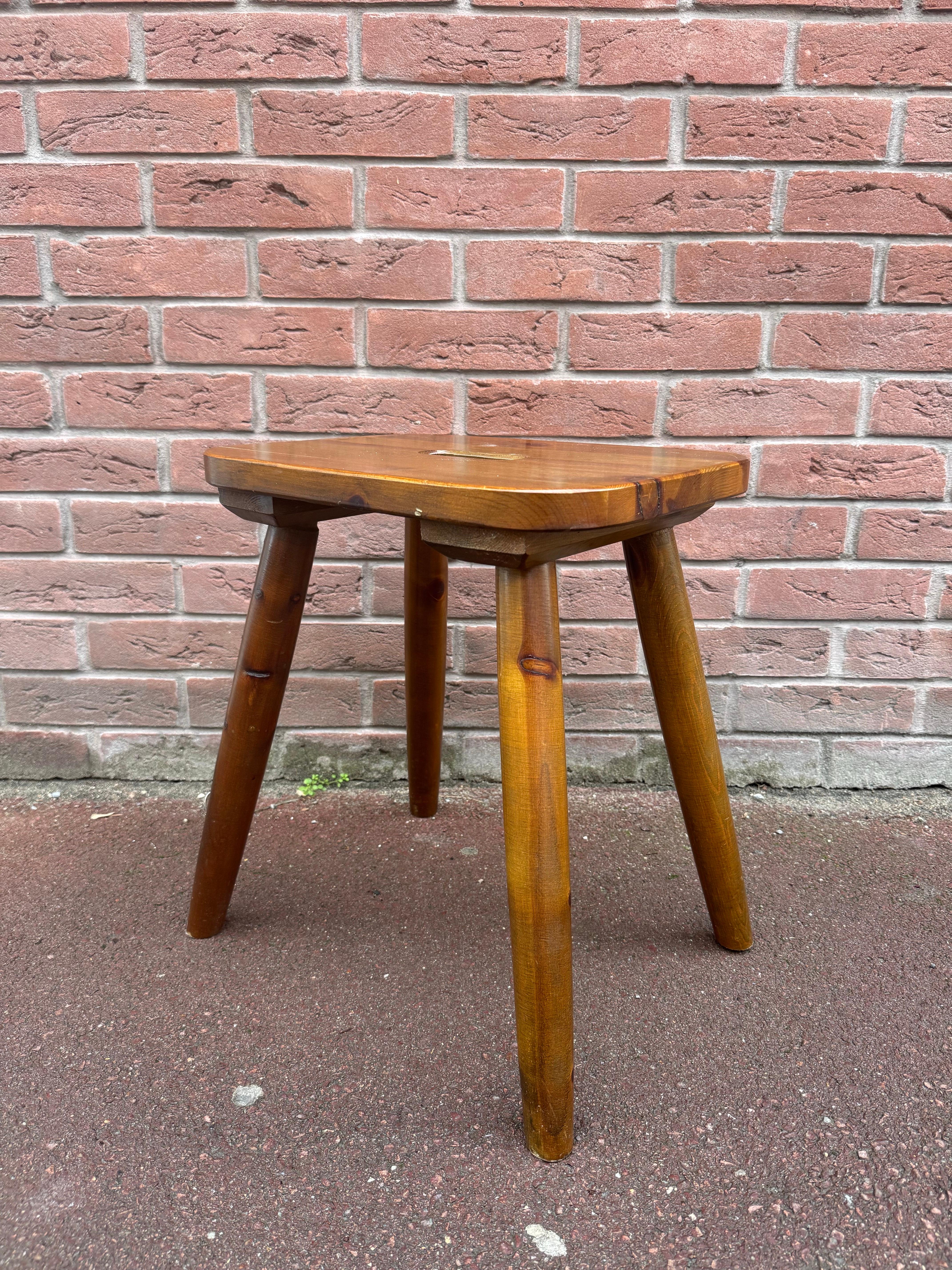 Schweizer Holz Vierfußhocker in Kiefer (Kiefernholz) im Angebot