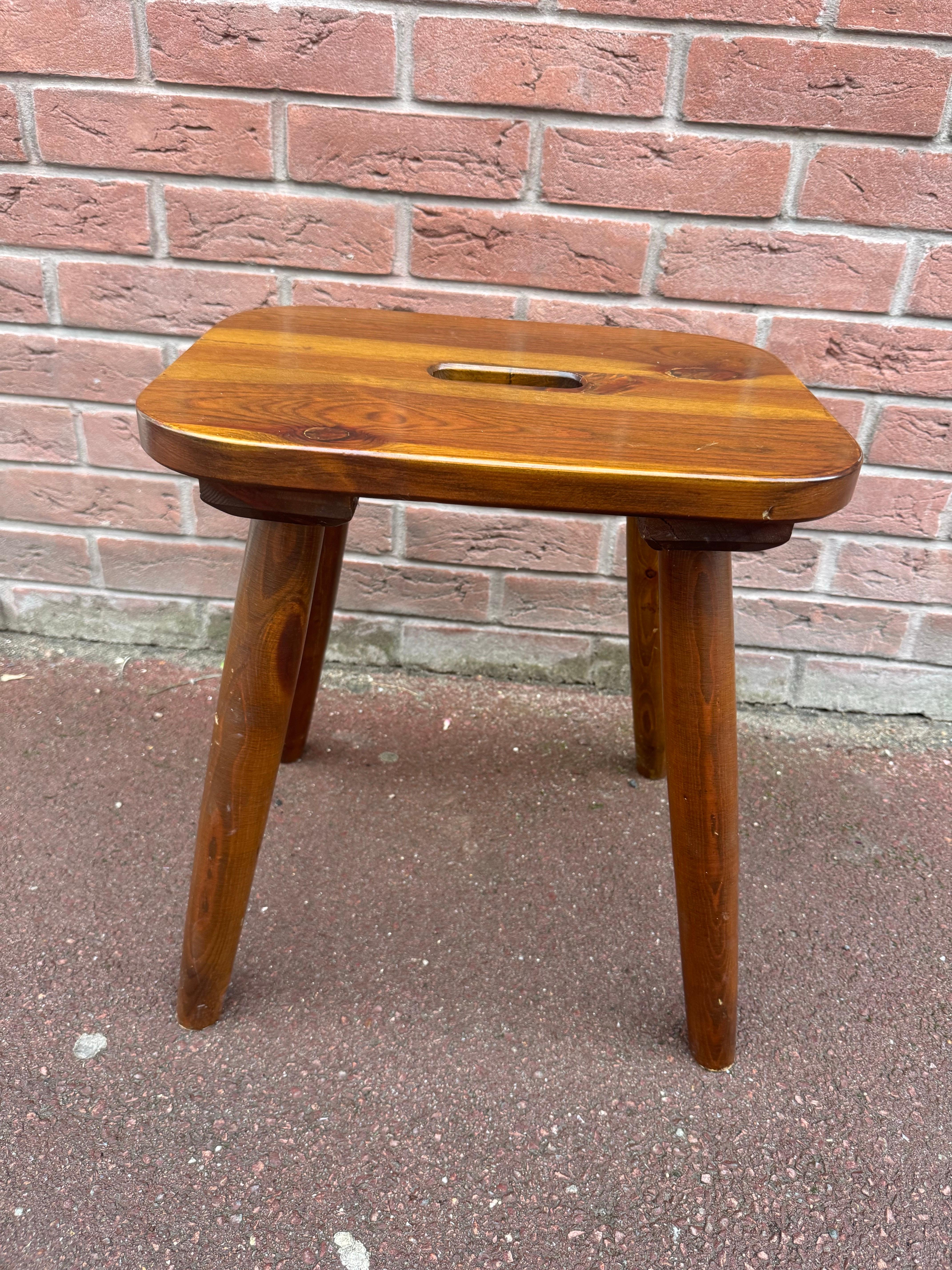 Schweizer Holz Vierfußhocker in Kiefer im Angebot 1