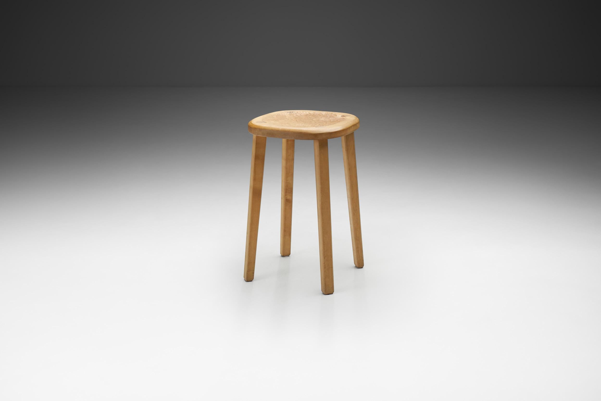 Bei diesem Schweizer Hocker treffen Form und Funktion aufeinander, ein oft unterschätztes Möbelstück. Designer definieren Hocker als Schmuckstücke und Statements in einem Raum, und unter Berücksichtigung der Praktikabilität ist dieser Hocker
