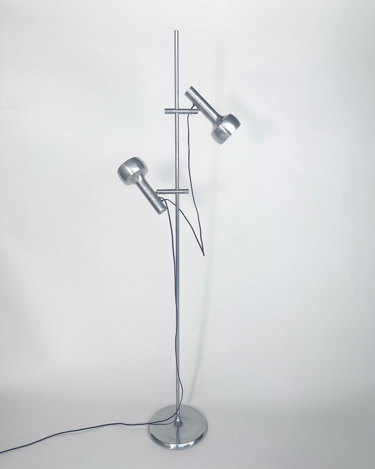 Lampadaire iconique en édition précoce en aluminium de Swisslamps International, fabriqué en Suisse dans les années 1960.

Première édition avec des interrupteurs plats à l'arrière des abat-jour.

Très bon état, seulement quelques rayures liées à