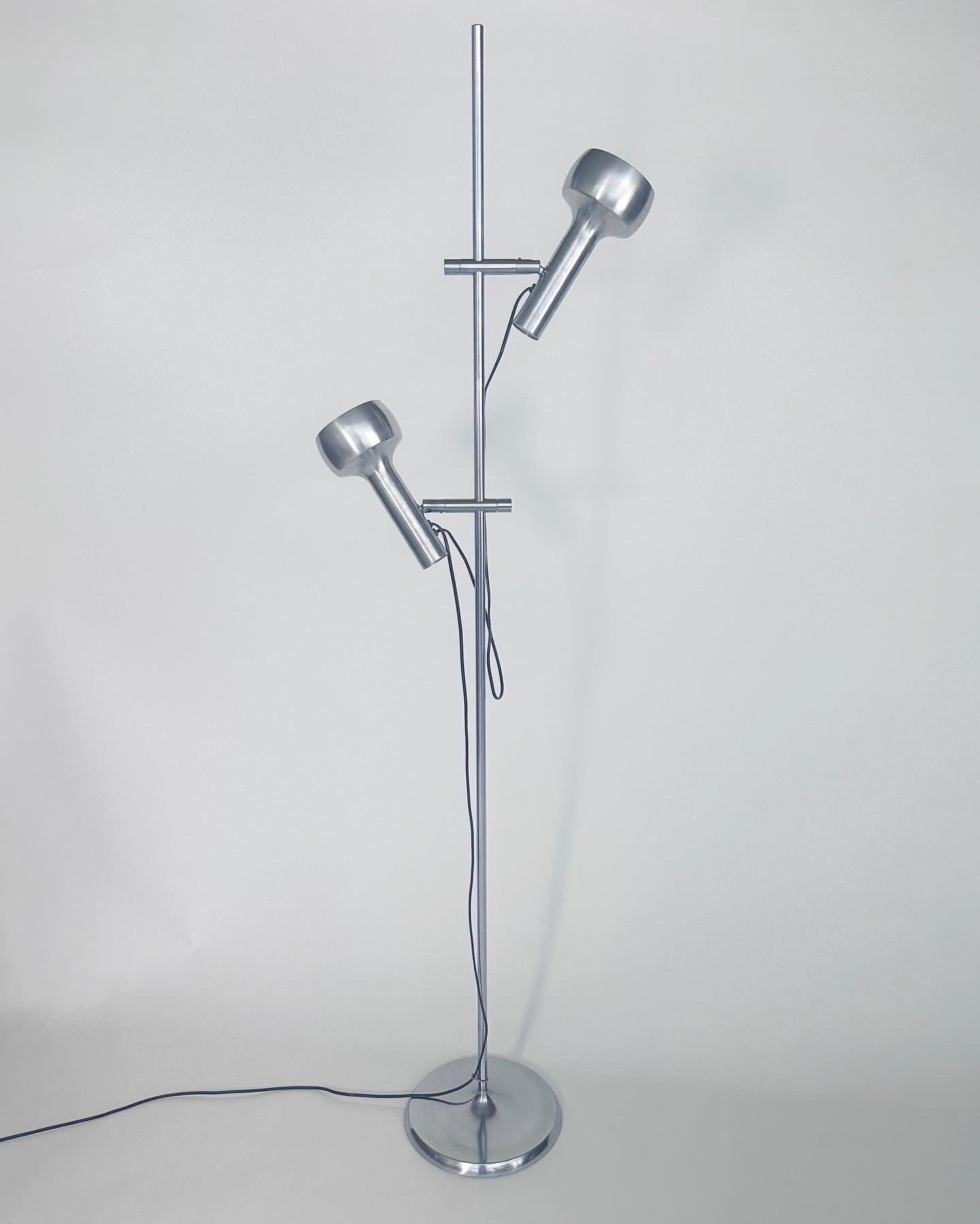 Mid-Century Modern Swisslamps International lampadaires en aluminium brossé des années 1960 en vente