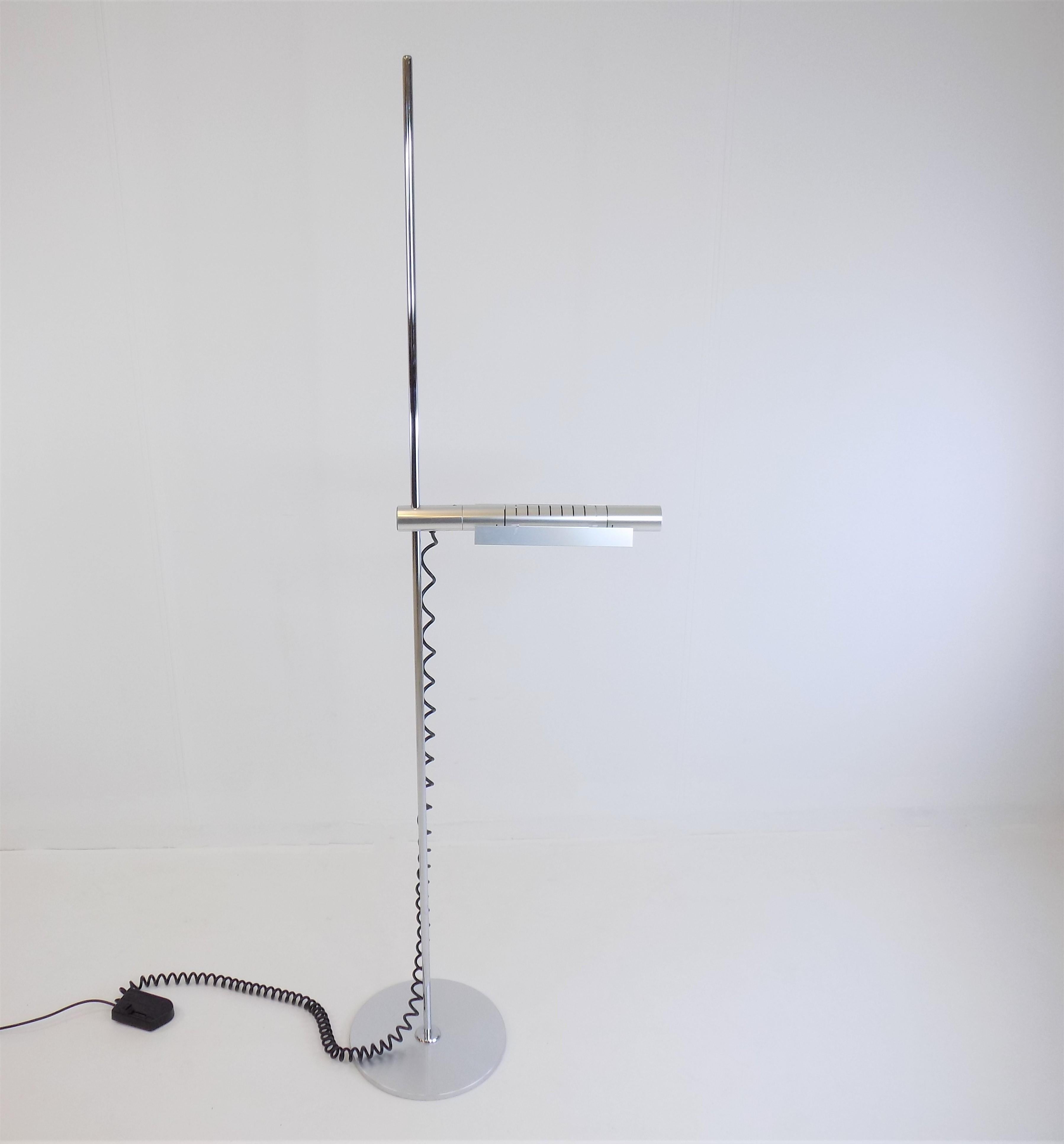 This Halo floor lamp from Swisslamps, in brushed stainless steel, is in excellent condition. The lamp can be used in a variety of ways thanks to its 176 cm high rod and the lamp head rotating around the axis. This means that the lamp can be used as