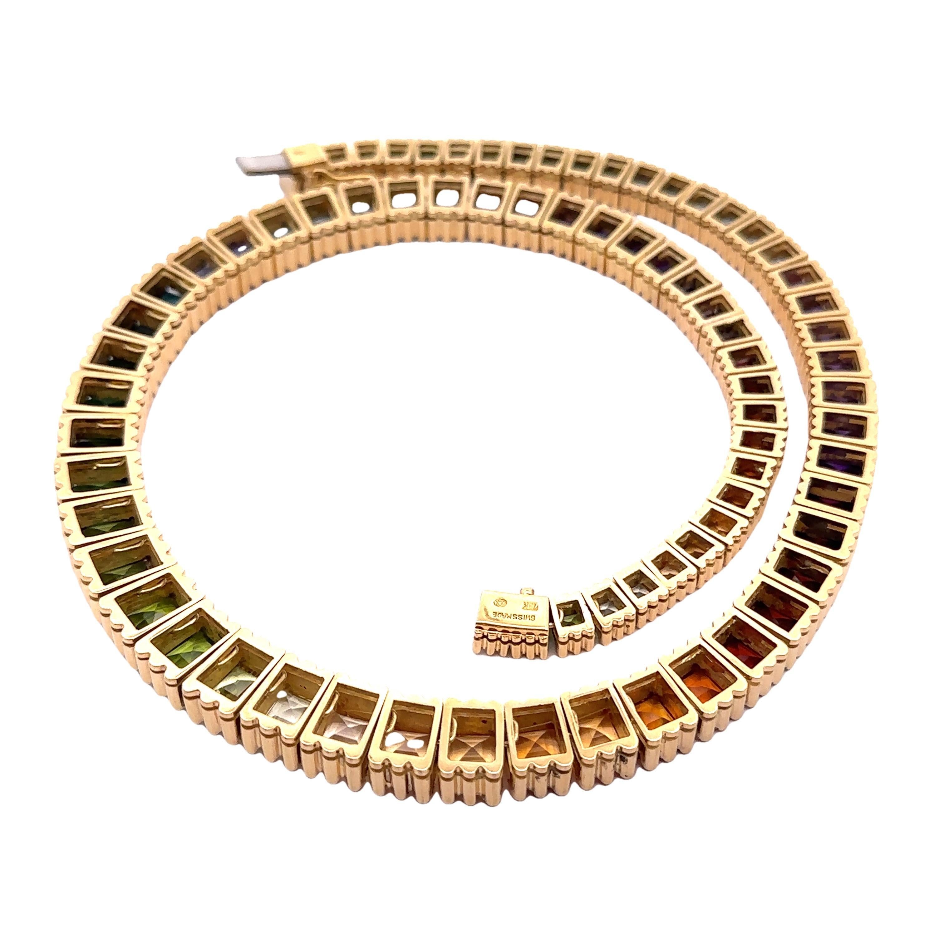 Quadrato Collana Swissmade in oro giallo 18k con gemme multicolore e linea graduata scanalata in vendita