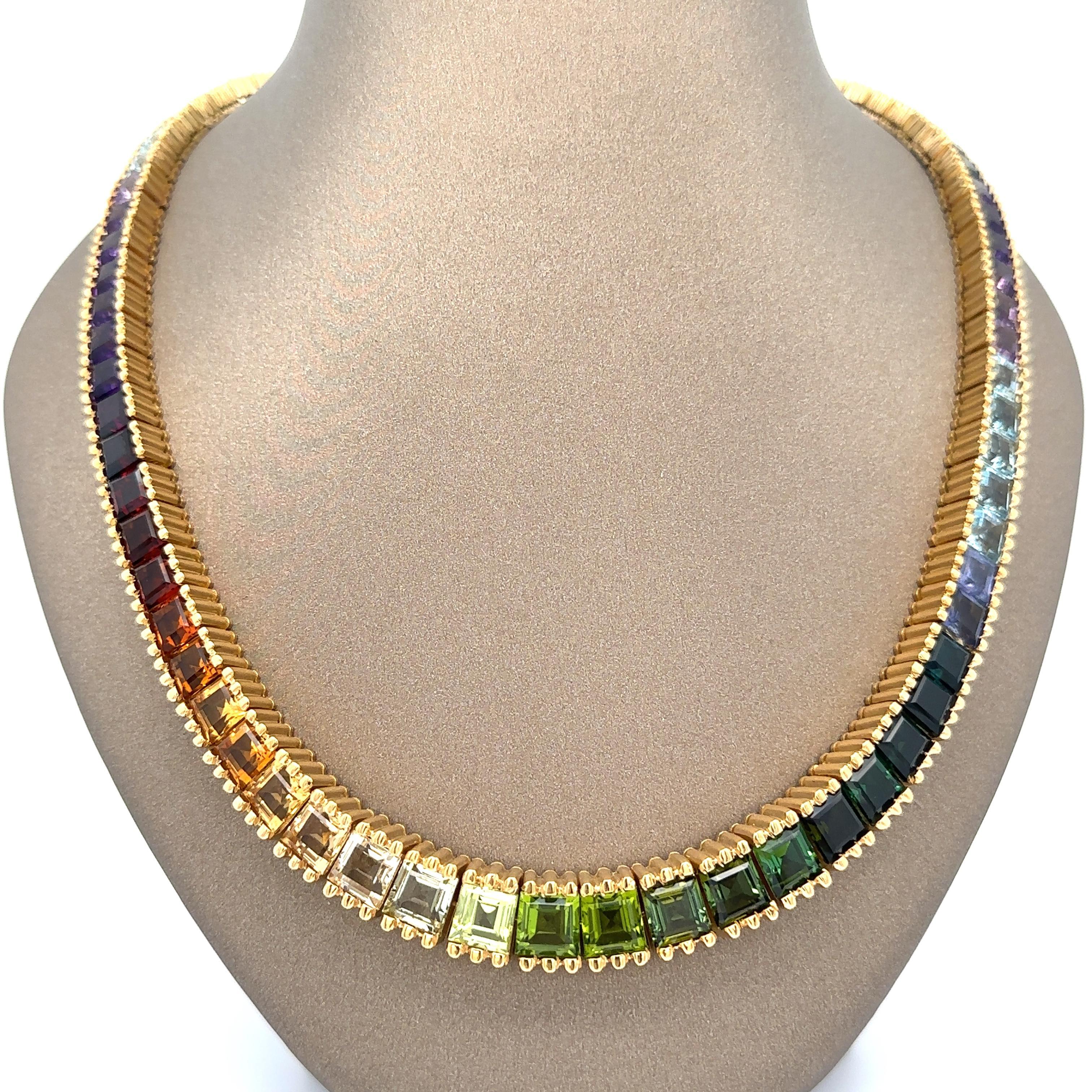 Collana Swissmade in oro giallo 18k con gemme multicolore e linea graduata scanalata In condizioni ottime in vendita a Montclair, NJ