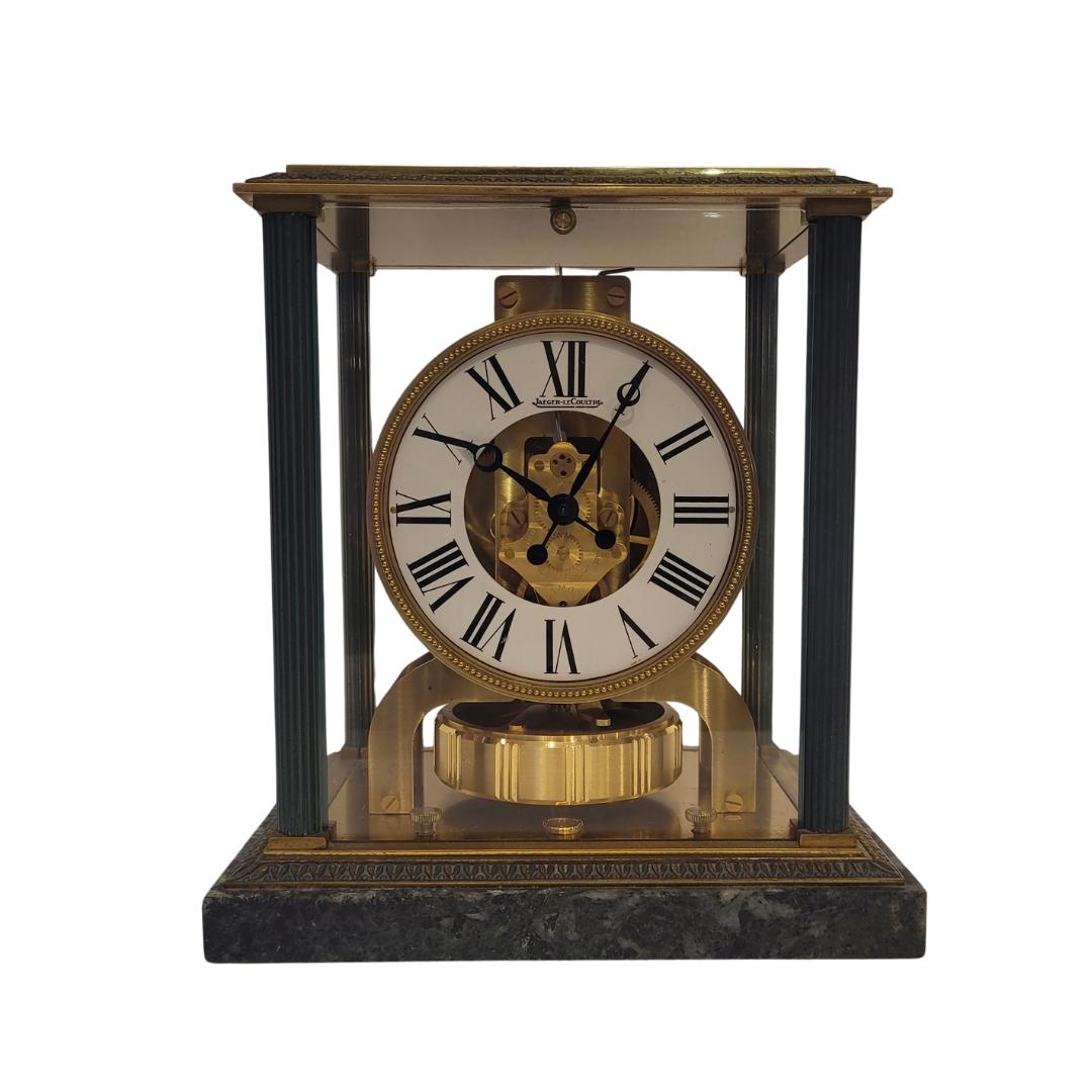Montre ATMOS VENDOME exceptionnelle.
La montre Atmos Vendome 1962 du célèbre horloger suisse Jaeger-LeCoultre est l'une des montres les plus emblématiques et les plus fascinantes de l'histoire de l'horlogerie haut de gamme, avec un lien riche à la