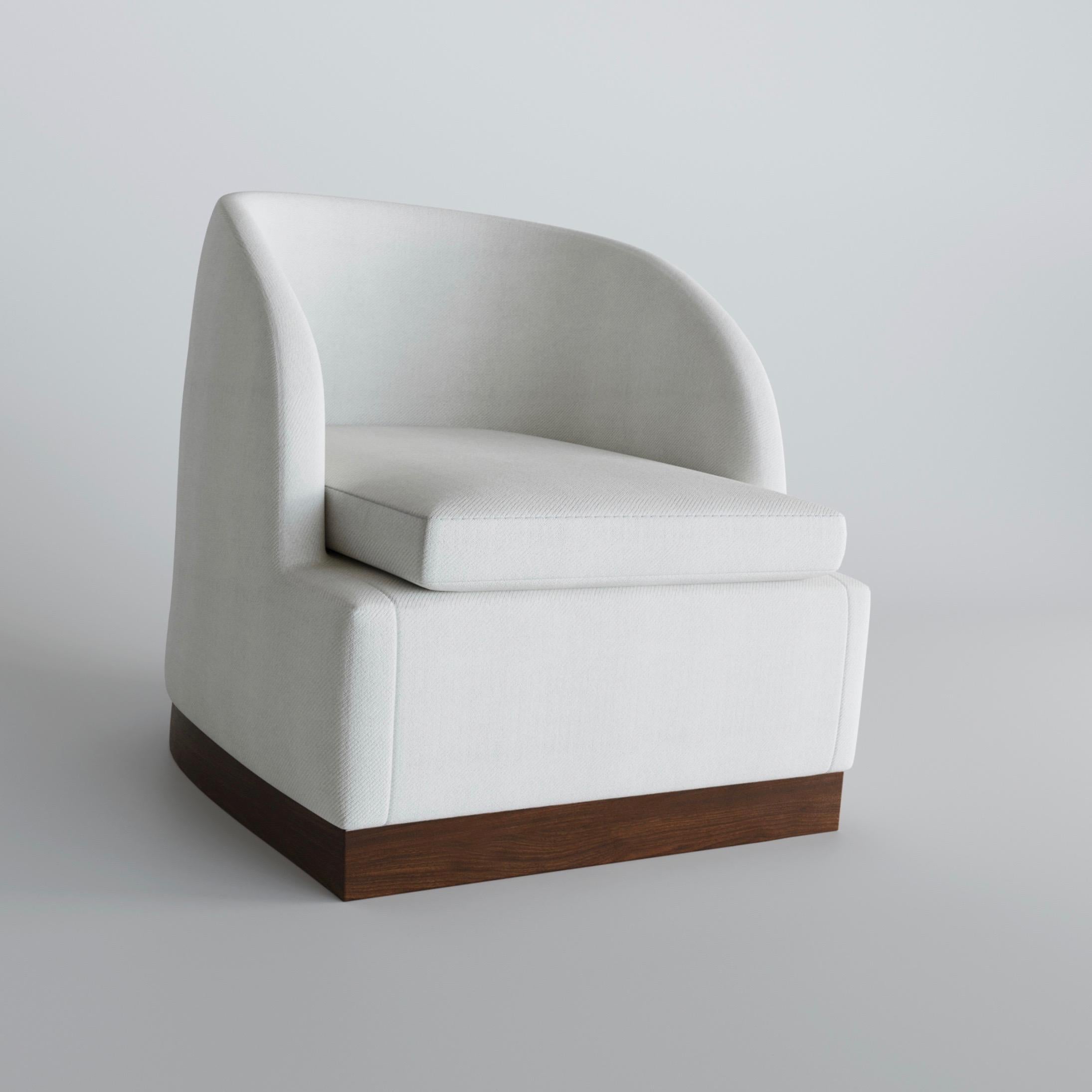 Un fauteuil pivotant à la fois élégant et robuste. Nous adorons cette chaise simple avec des détails parfaits tels que la base en noyer massif, le luxueux rembourrage en laine et les magnifiques coutures. Ou n'hésitez pas à spécifier une finition