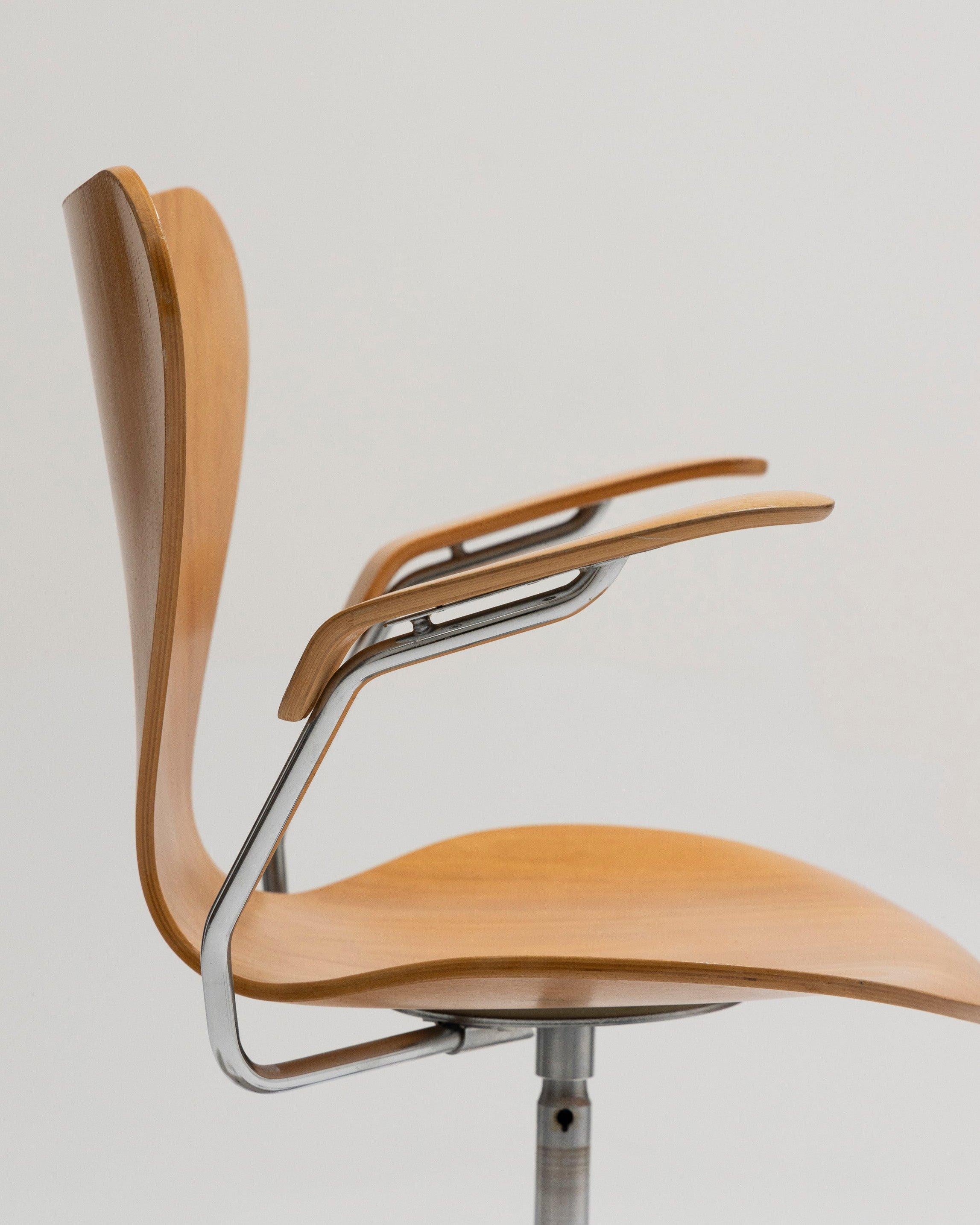 Swivel office chair in wood and chrome-plated steel, model 