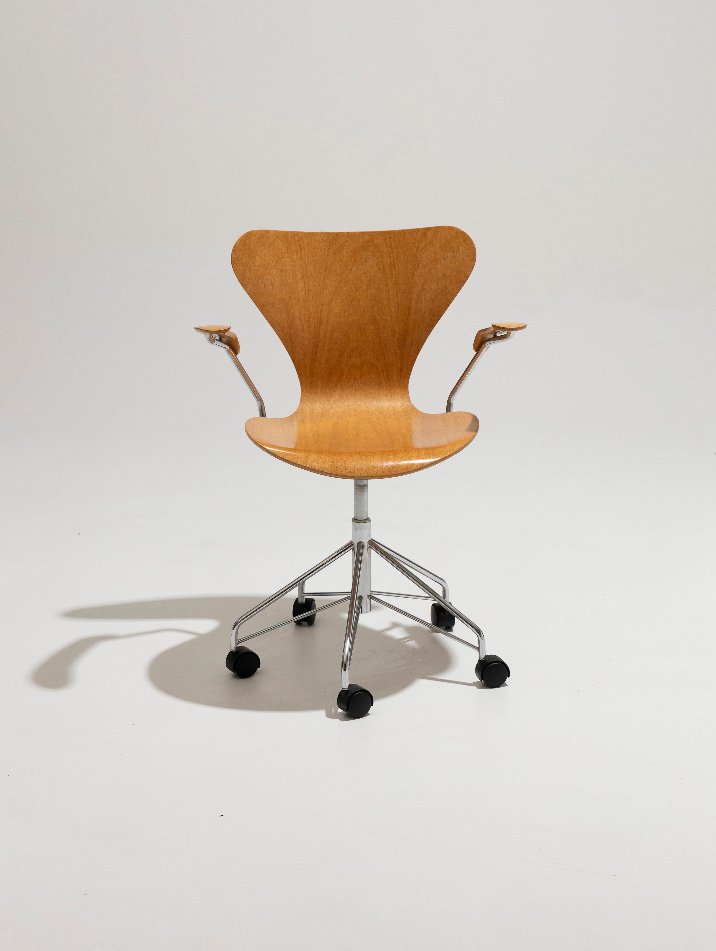 Scandinavian Modern Swivel 